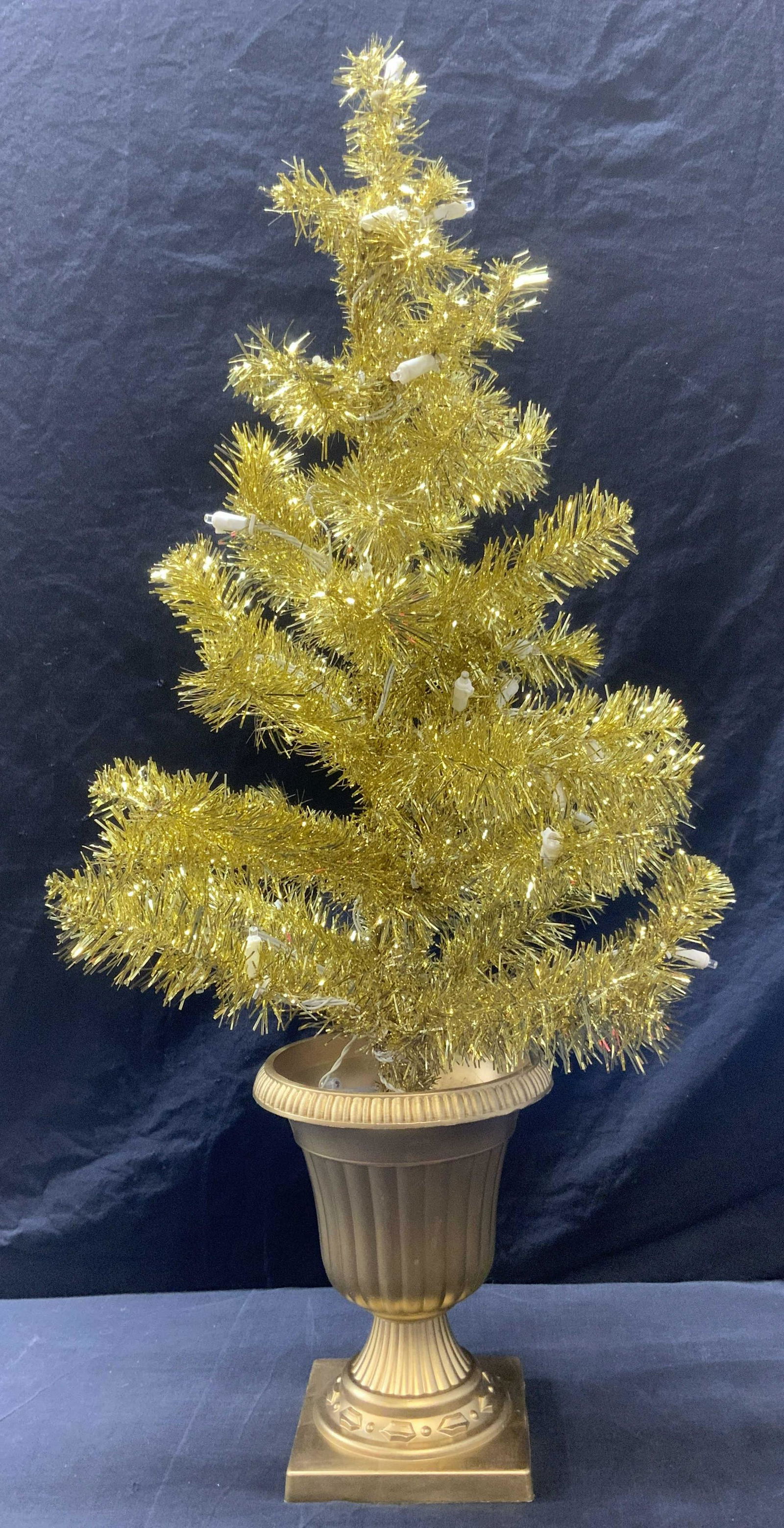 Golden Light-Up Christmas Tree Decoration (1 of 5)