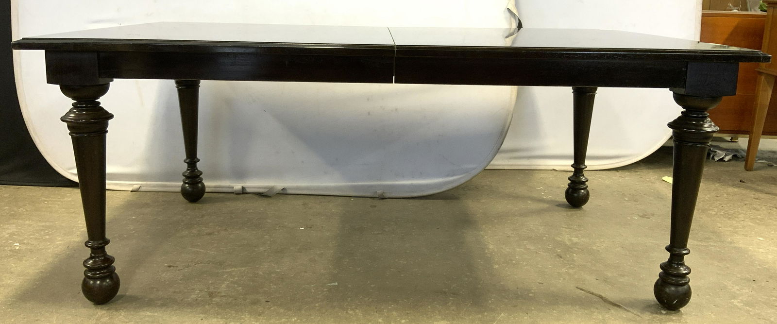 MARTHA STEWART BERNHARDT Split Leaf Dining Table (1 of 12)