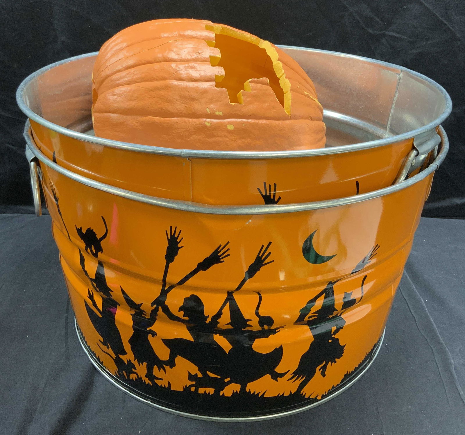 Lot3 Pair of Tin Halloween Tubs w 1 Jackolantern (1 of 8)
