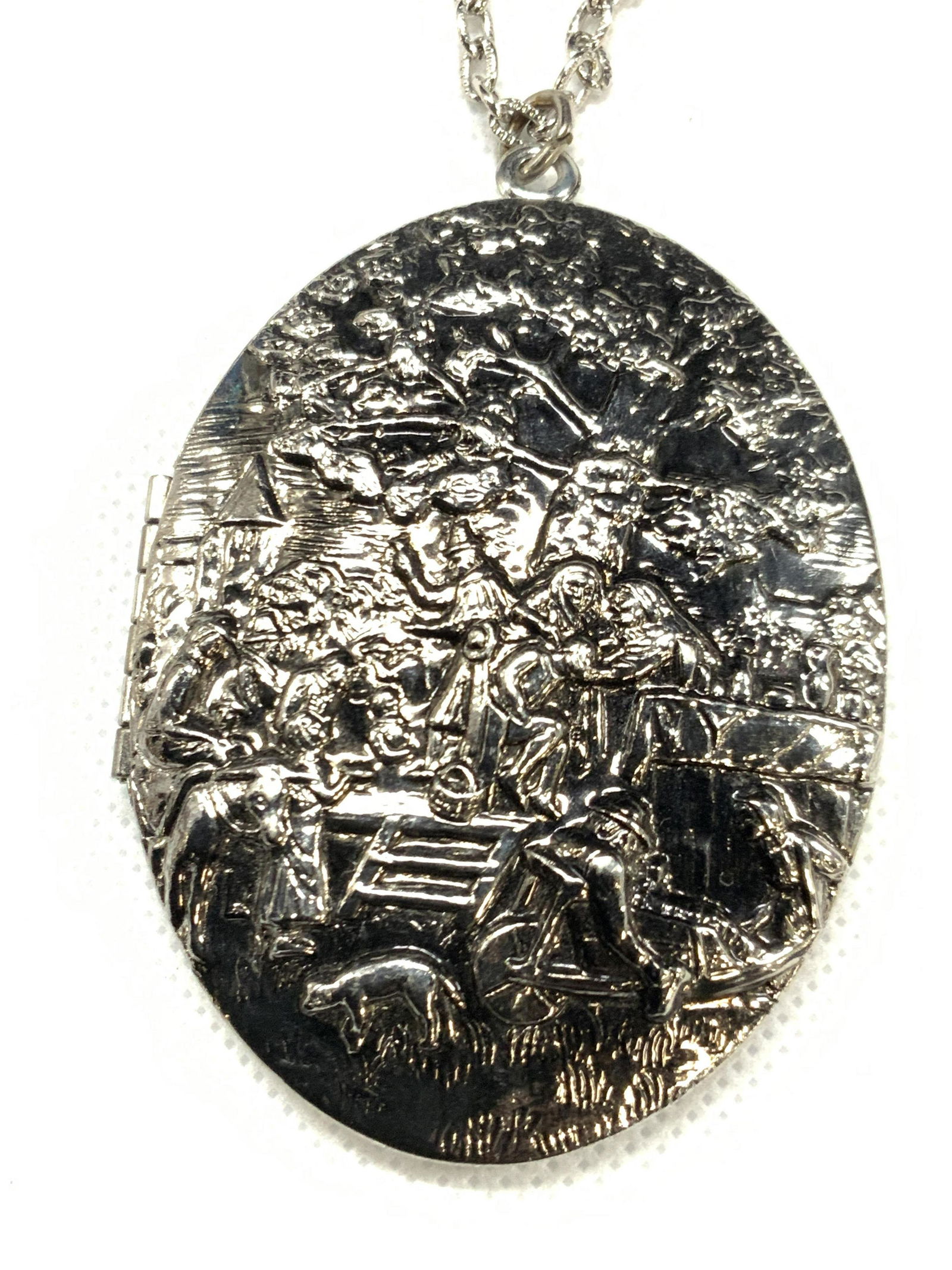 Embossed Locket Pendant (1 of 5)