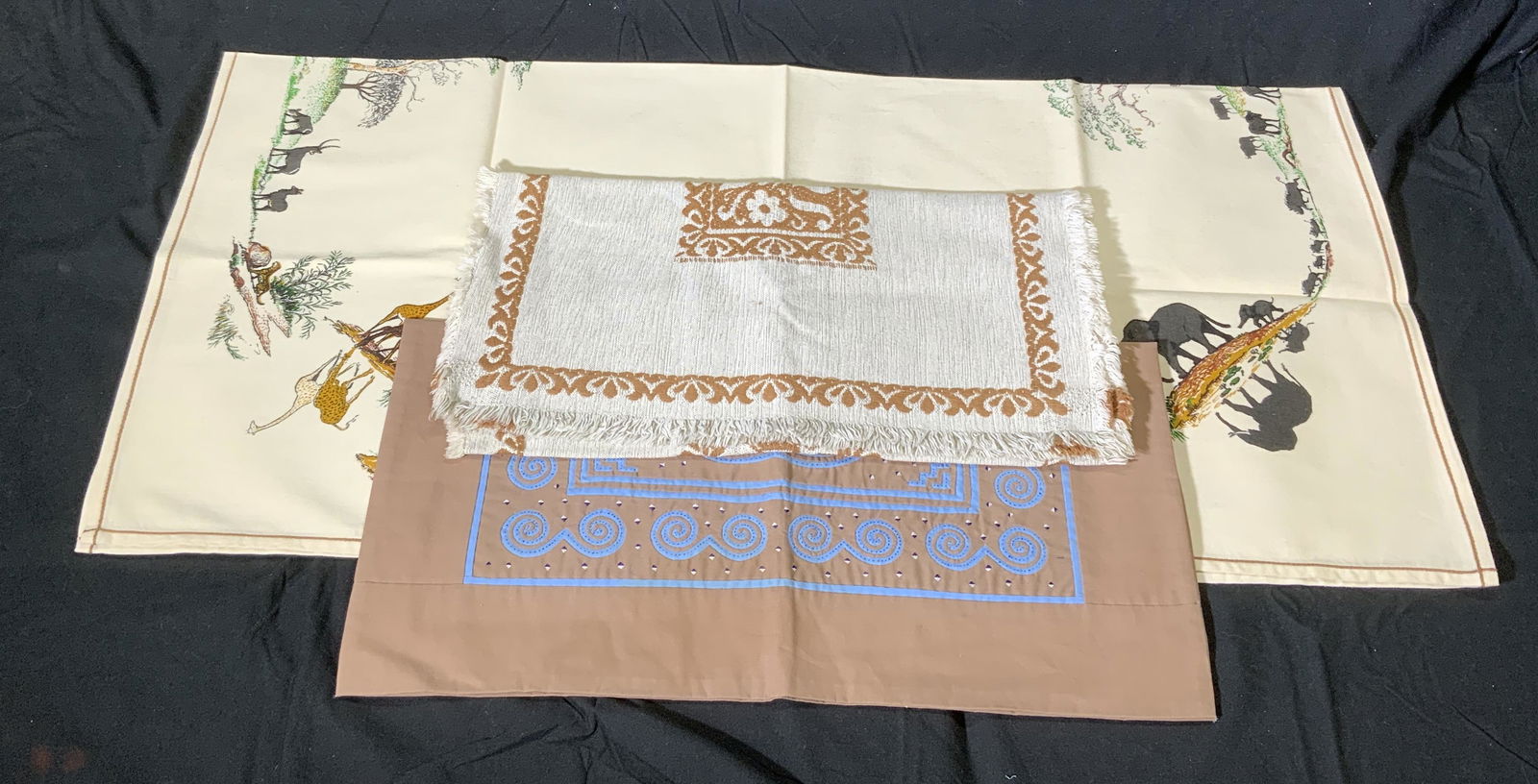 Lot 3 Assorted Tabletop Textiles, Small Tablecloth (1 of 10)