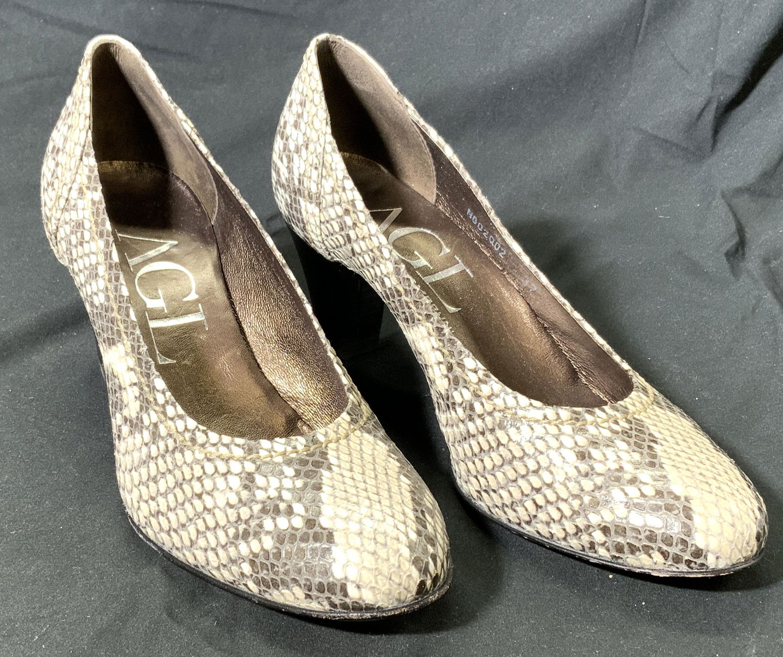 ATTILIO GIUSTI LEOMBRUNI Snakeskin Leather Heels: Signed Luxury designer ballerina shoes, ATTILIO GIUSTI LEOMBRUNI Made in Italy, snakeskin styled leather in neutral tones. Heel height approx. 2.5 inches. Size 37. Style no. N602002 Leather snakeskin