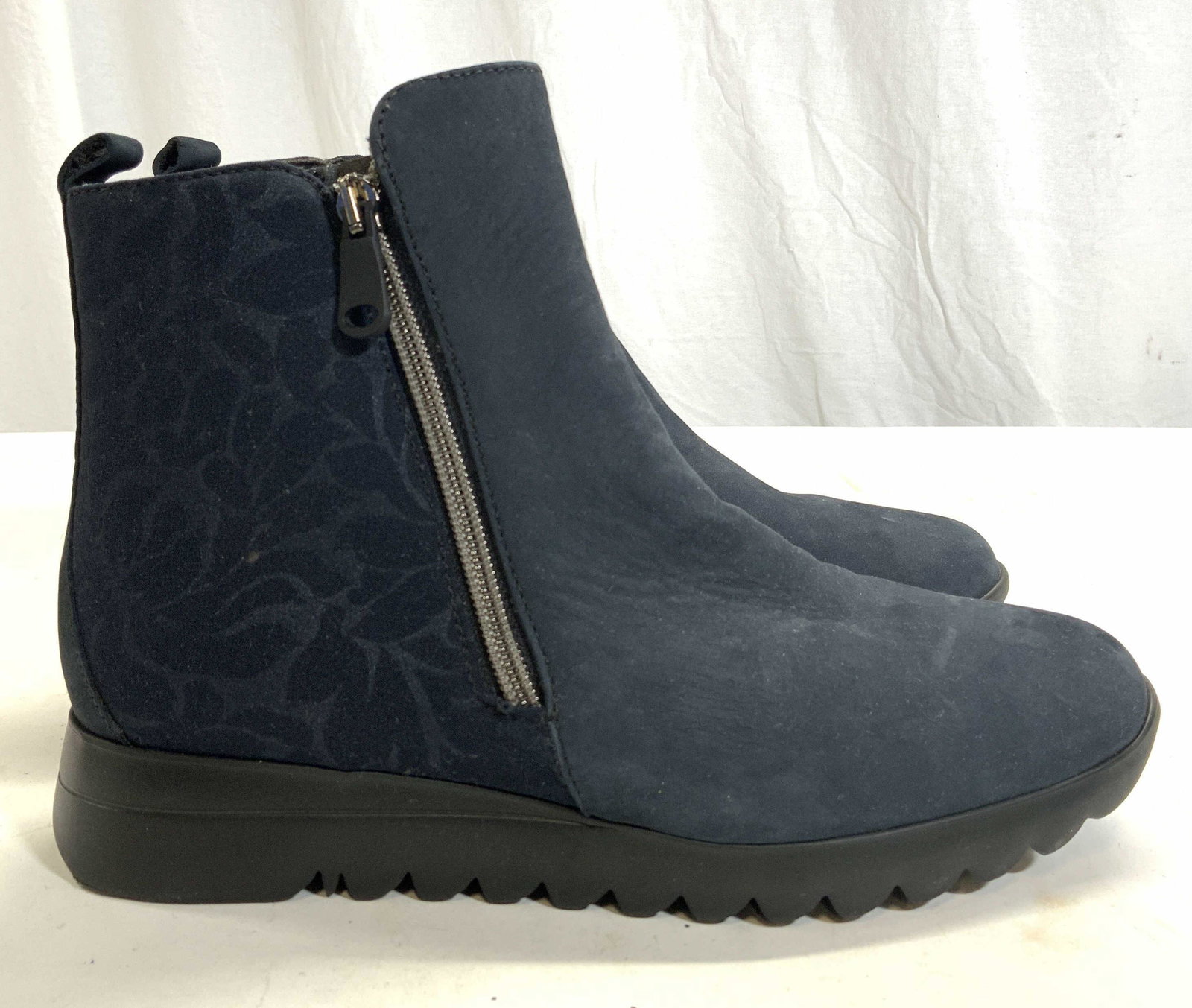 MUNRO Suede Navy Boots W Zippers Sz 7.5: Undersides read MURNO. Boots are Navy with black toned soles. Boots each have zippers on each side. Boots, womens shoes, womens footwear, womens boots, womens fashion, suede boots, navy boots, zippere