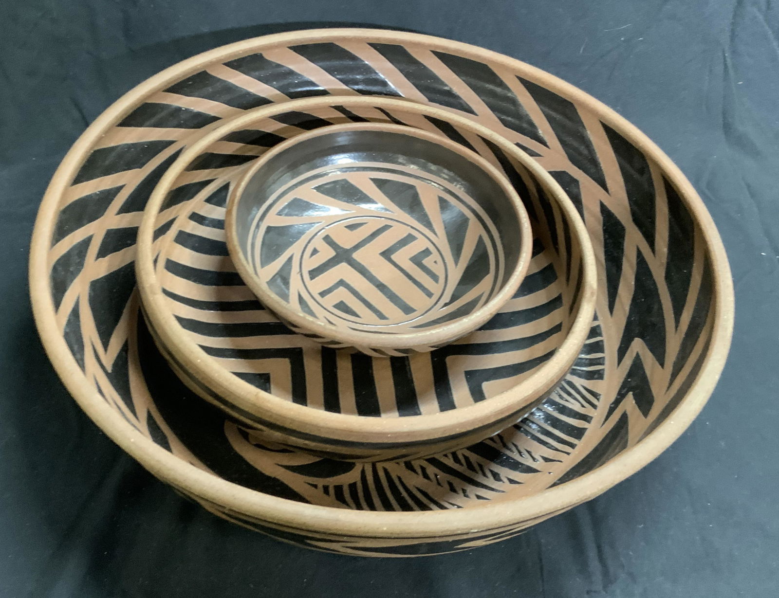 St 3 SIGNED Vntg Handcrafted Pottery Nesting Bowls (1 of 12)
