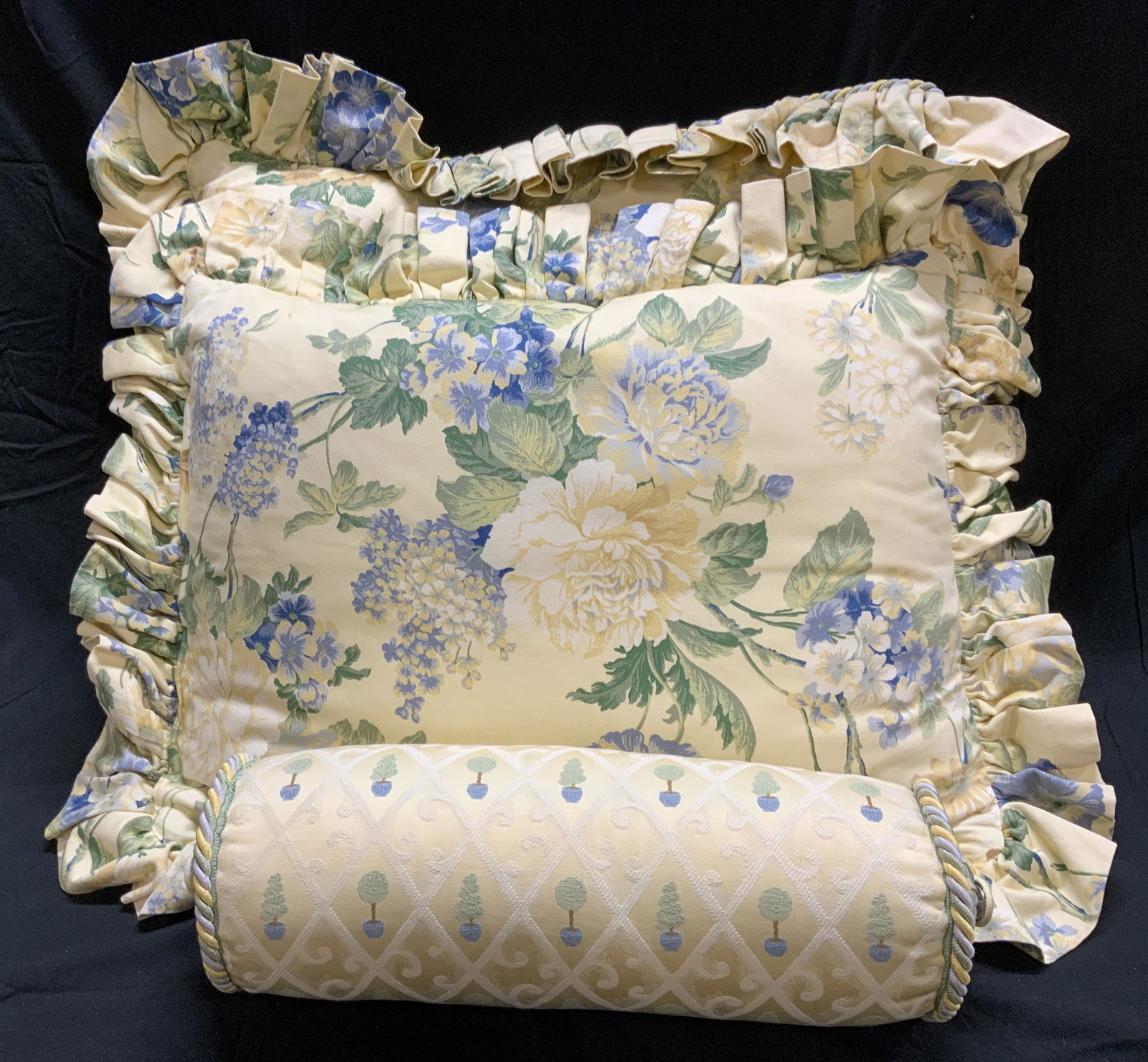 Lot 3 Decorative Floral Pillows (1 of 7)