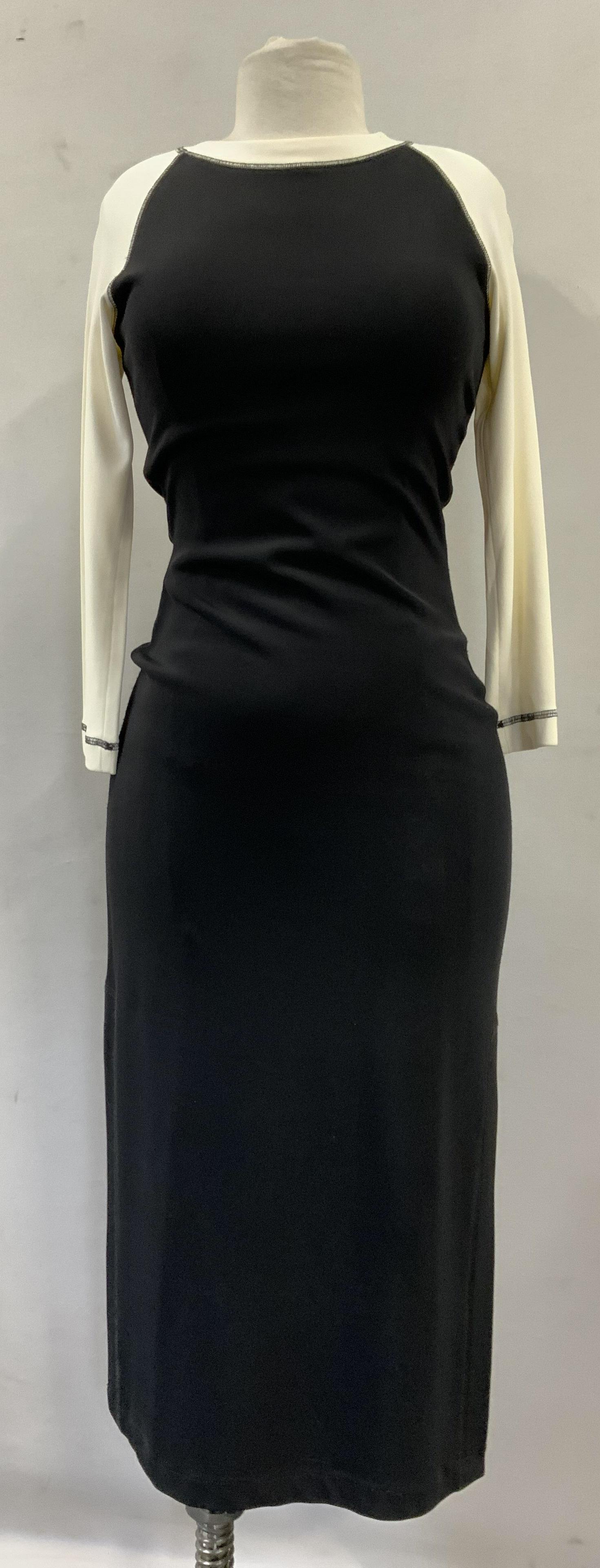 PERRY ELLIS Rayon Black & White Fitted Dress: PERRY ELLIS Rayon Black & White Fitted Dress, tag reads P (p for petite/pequena Small) 83% rayon 13% nylon 4% elastic, TOOTAL length of 73 inches, sleeves measure 22 inches from seamâ€™, has two