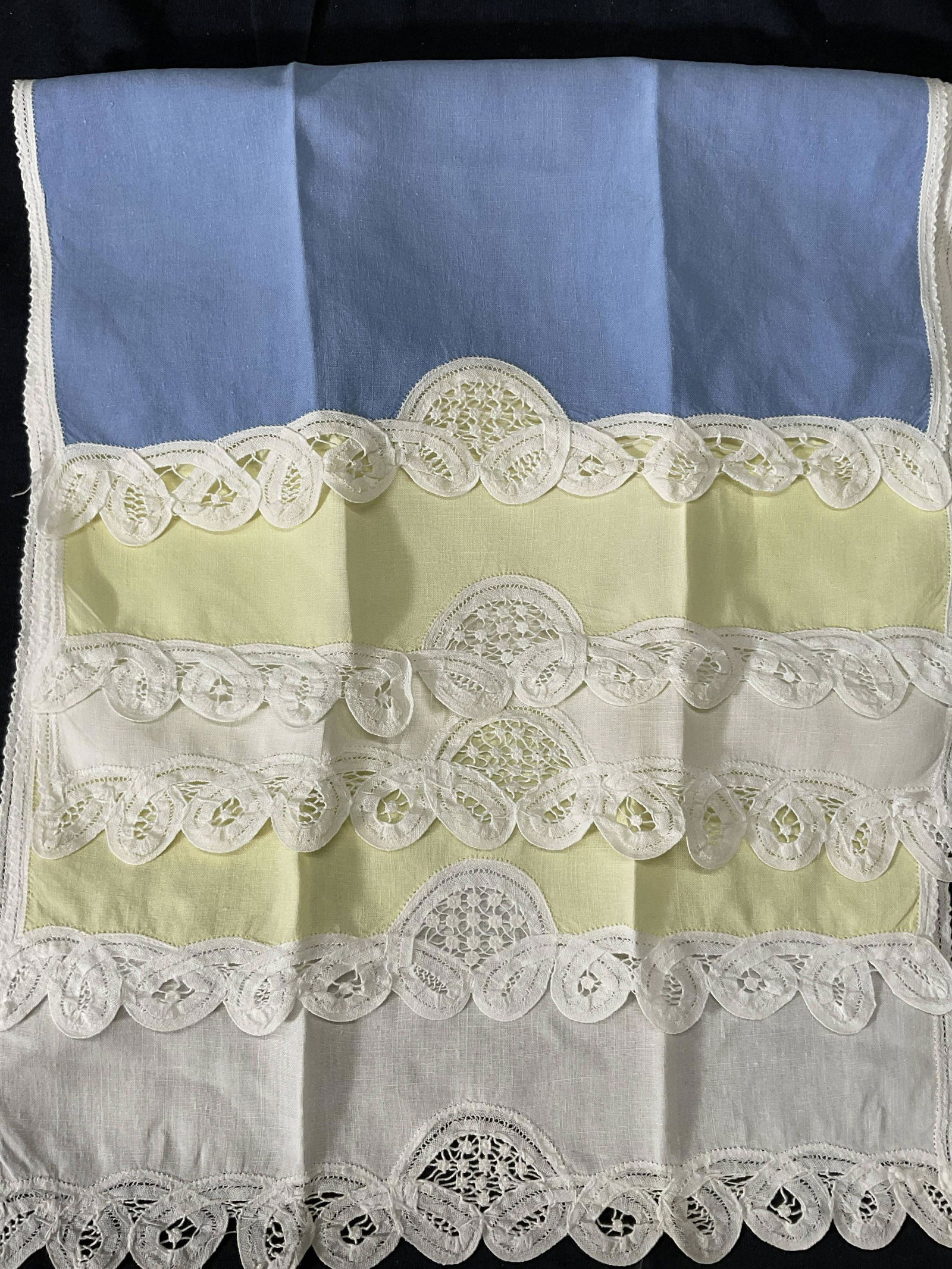 Lot 5 Small Table Linens (1 of 7)