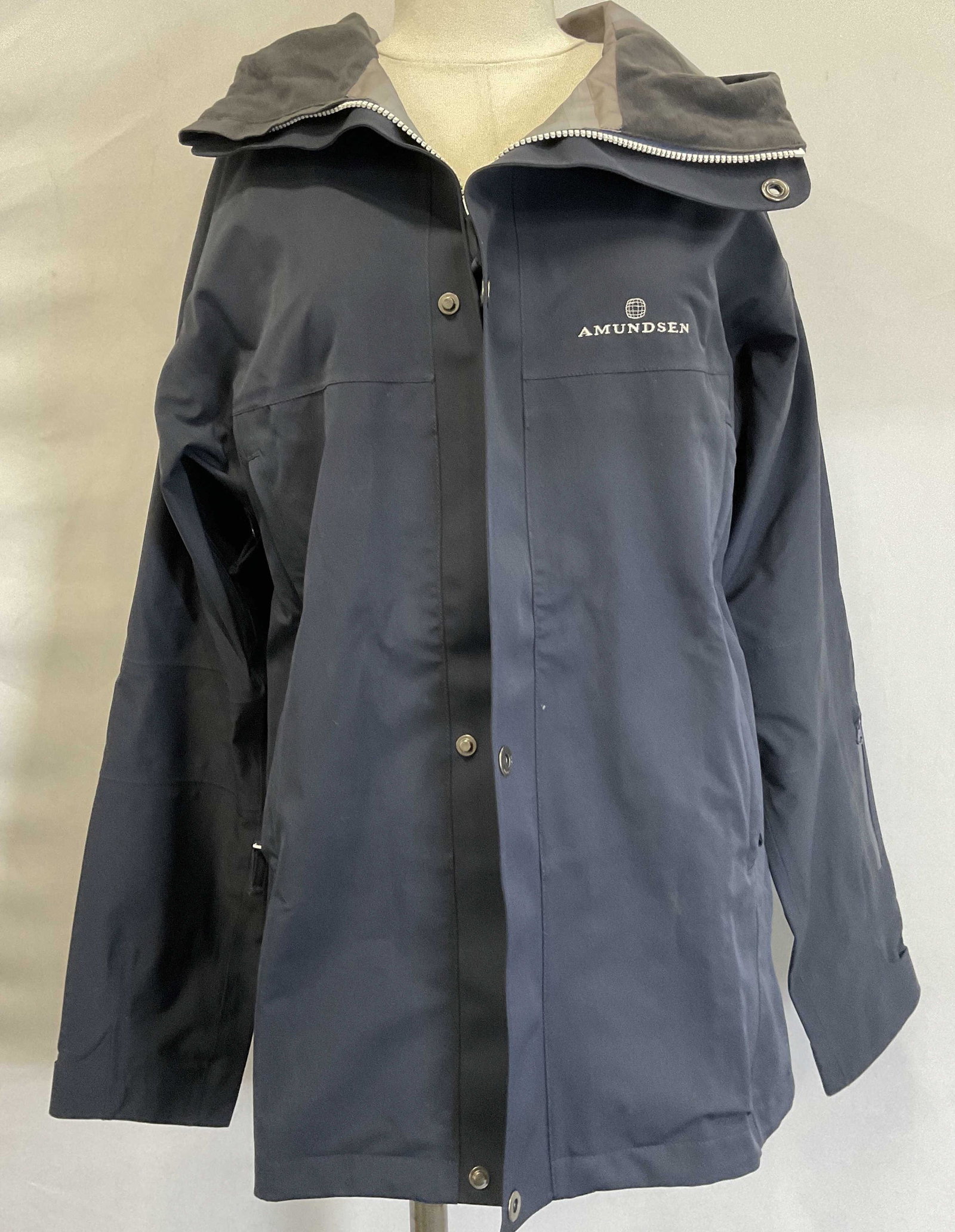 AMUNDSEN SPORTS Menâ€™s Windbreaker: AMUNDSEN SPORTS Mens Windbreaker, labels read Stretch Waterproof Amundsen Sports Men M, 12% polyamide 30% polyurethane 58% polyester,