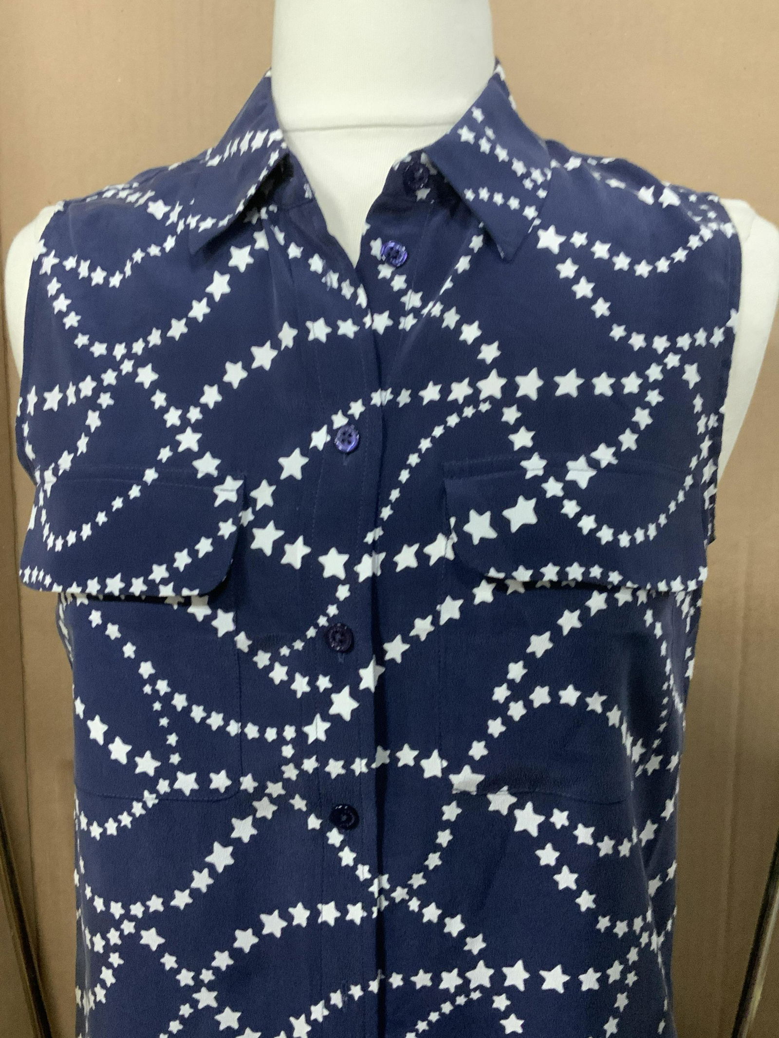 EQUIPMENT Femme Silk Sleeveless Star Blouse, FR (1 of 7)