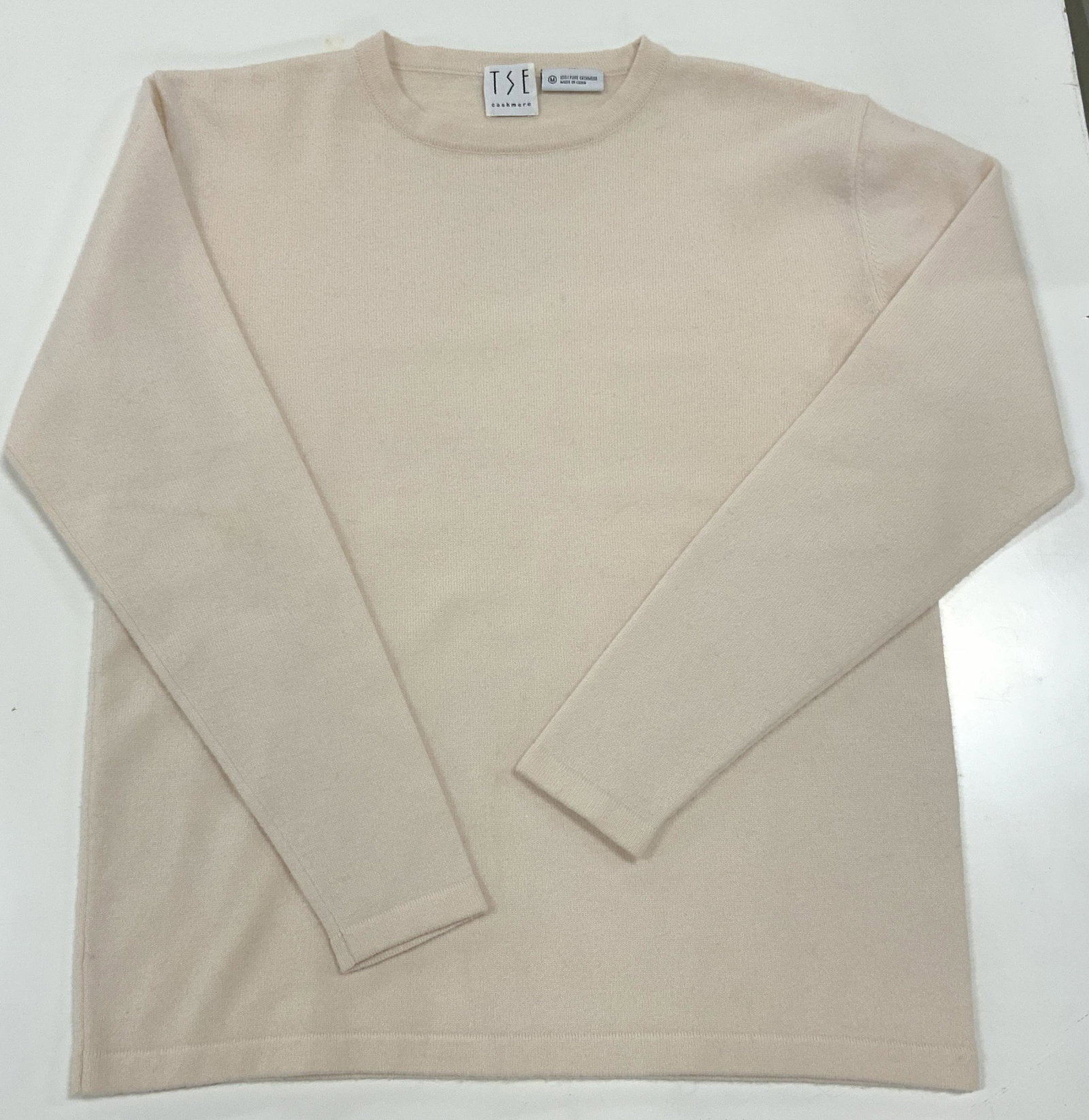 TSE CASHMERE 100% Cashmere Long Sleeve: TSE CASHMERE 100% Cashmere Long Sleeve, ladies size M, cream colored, some surface blemishes, possibly never worn. TSE CASHMERE 100% Cashmere Long Sleeve, ladies luxury cashmere sweater, ladies design