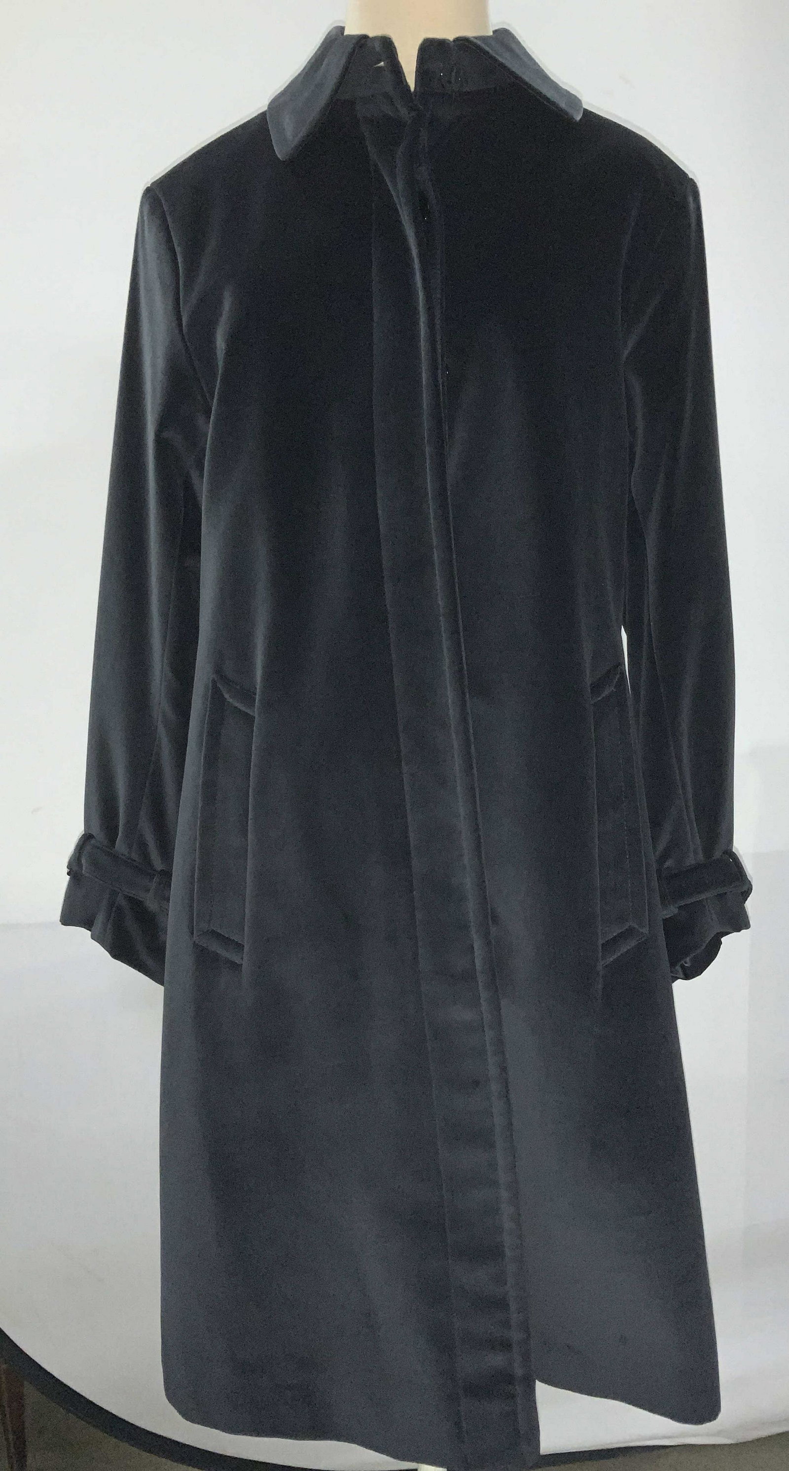 MAUS & HOFFMAN MACINTOSH Coat, Scotland, new: Luxury Black cotton velour coat with 100% silk lining, a print pattern with polka dots in cream and purple on black background and signed Macintosh. New , never worn, no tag attached. Additional desig