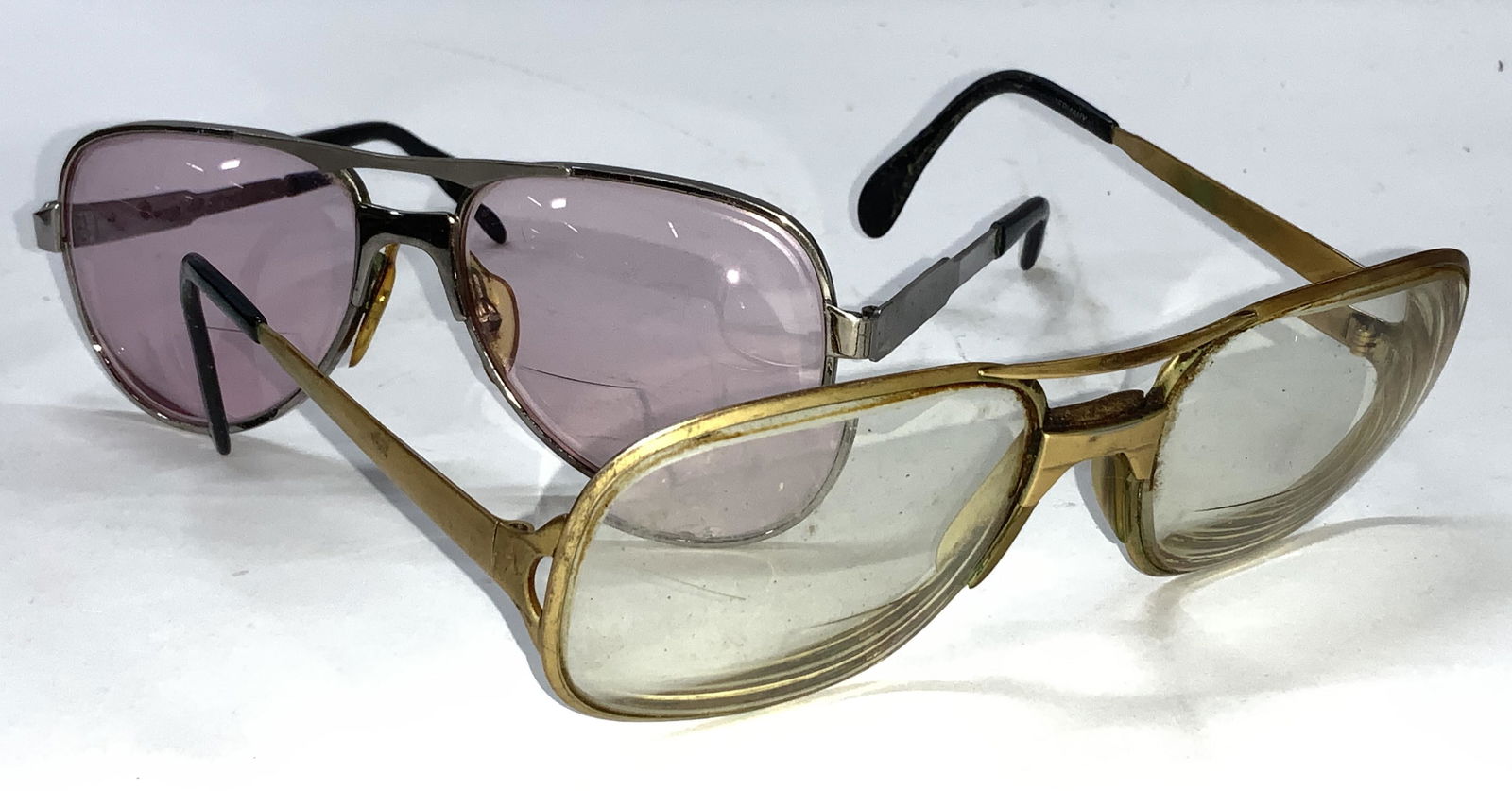 4 Designer Vintage Eyeglasses: Plastic and metal frames, lenses that are bifocal or prescription. A couple signed Elite Gem black 56/20 Aviator, Terri Brogan Made in Slovakia 8810 30 61/09. Glasses, Reading glasses, vintage eyewear