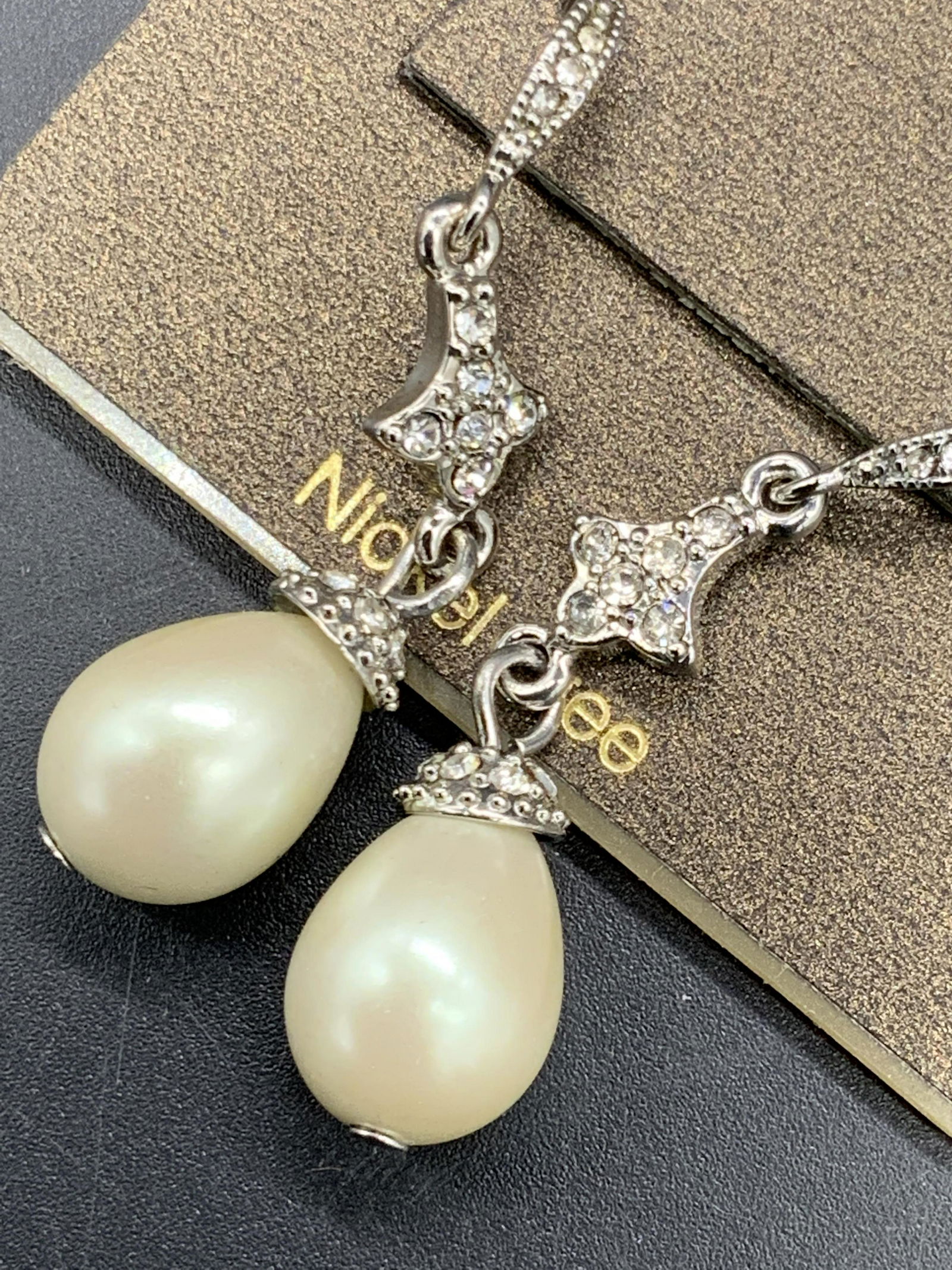CAROLEE NWT Pearlescent Crystal Drop Earrings (1 of 6)
