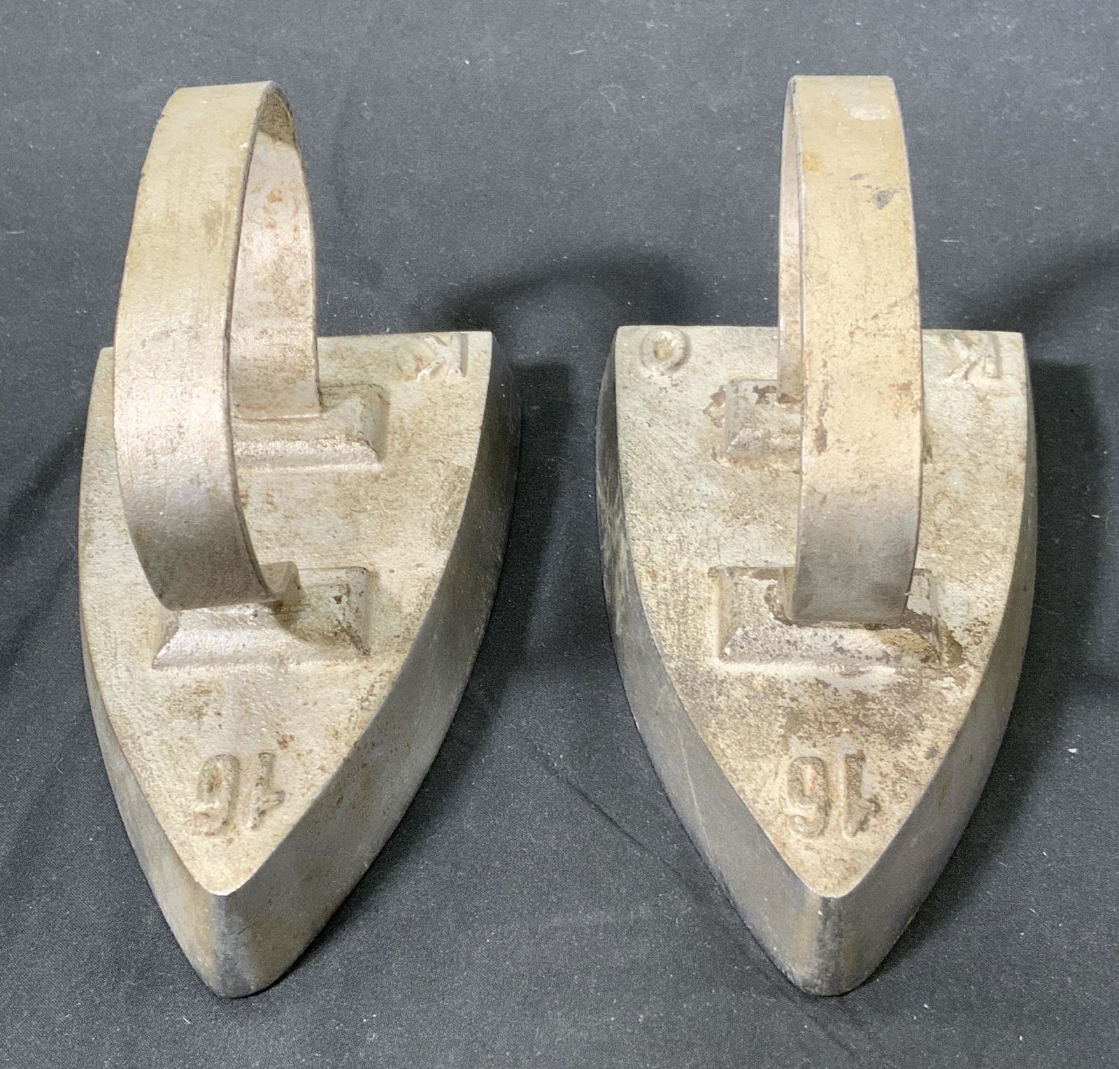 Lot 2 Small Vintage Matching Sad Irons (1 of 4)