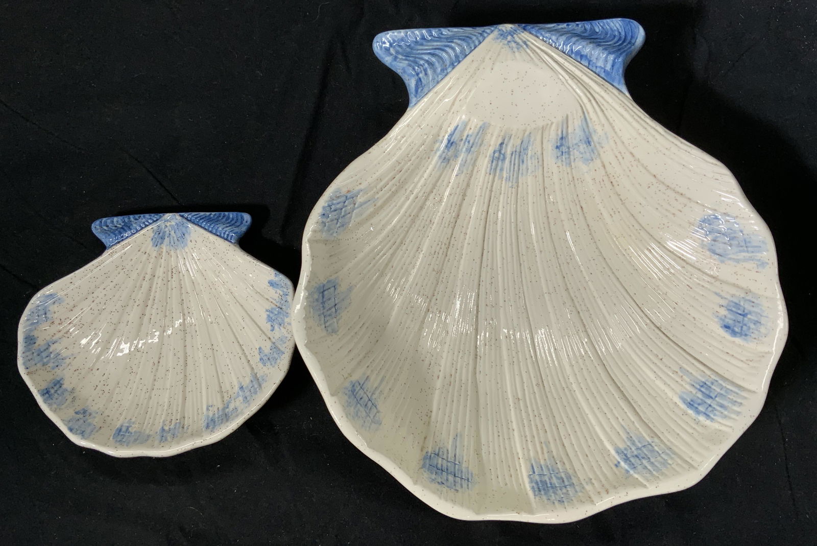 Lot 2 Signed Vintage Shell Motif Serving Plates (1 of 9)