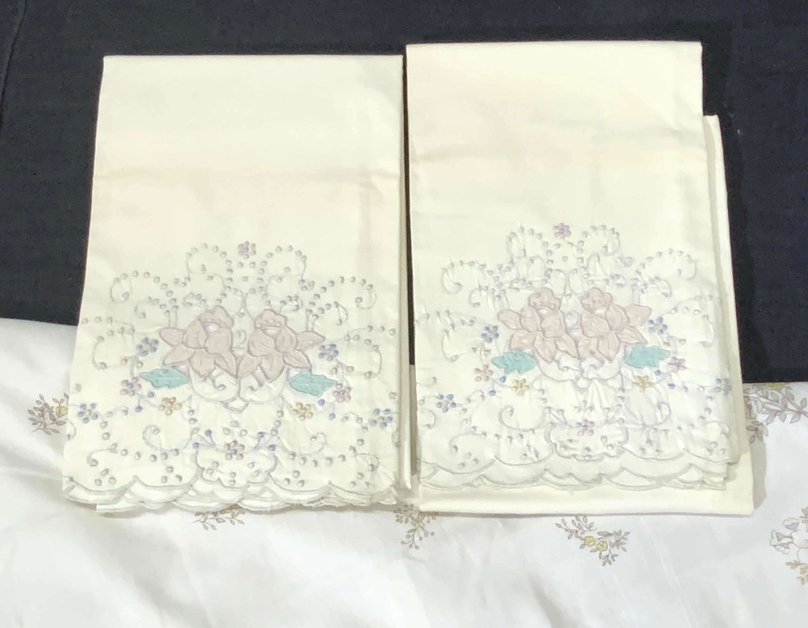 Lot 3 Vintage Floral Table Linens & Tablecloth (1 of 10)