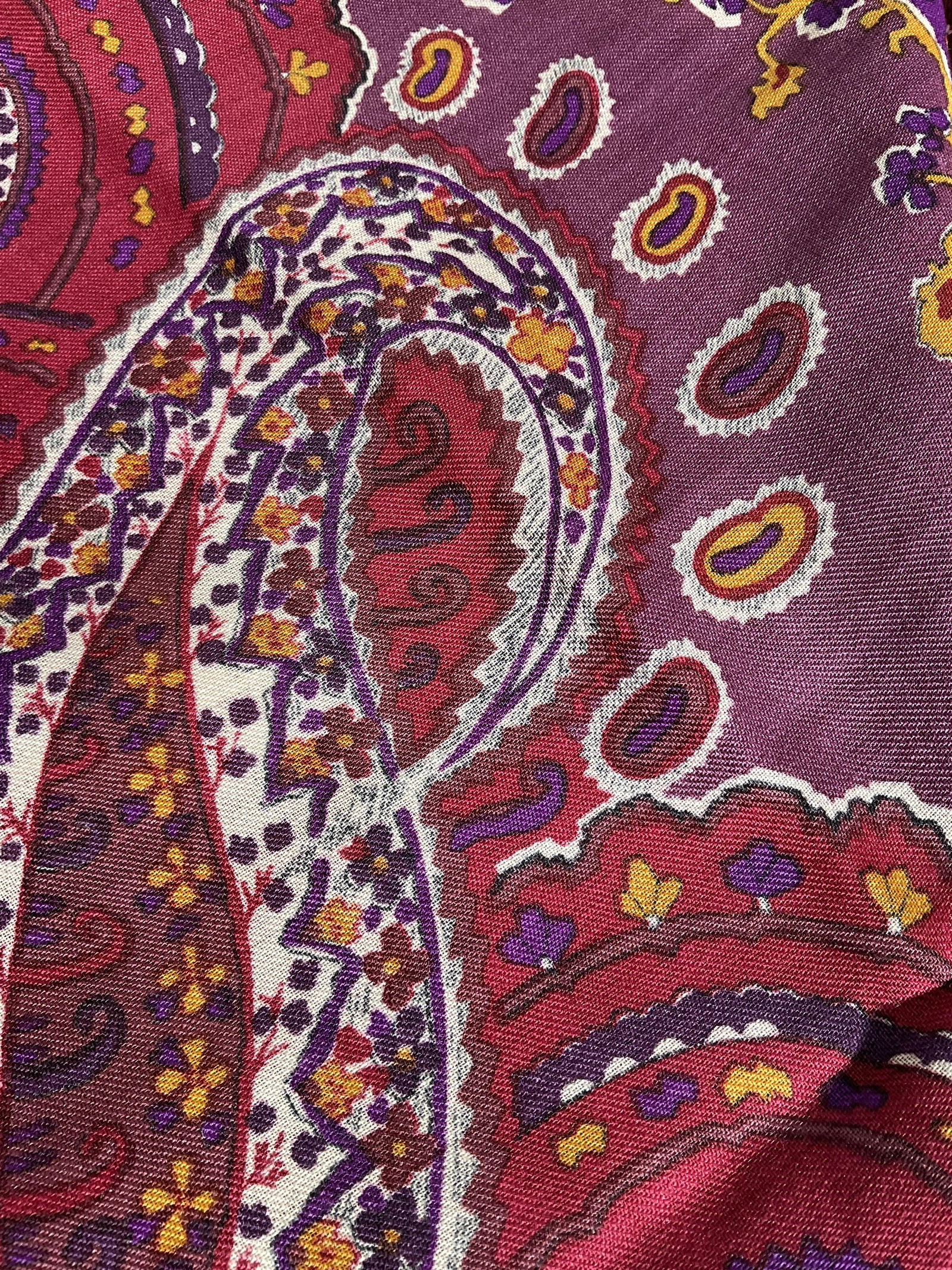 Oscar De La Renta Wool Scarf: Oscar de La renta wool scarf. Tag read 100% wool. Detail to scarf with beige border. Measures approx 50 x 50 inches, soft to touch. Scarf, fall fashion, womens wearable, Oscar de La renta scarf, wool