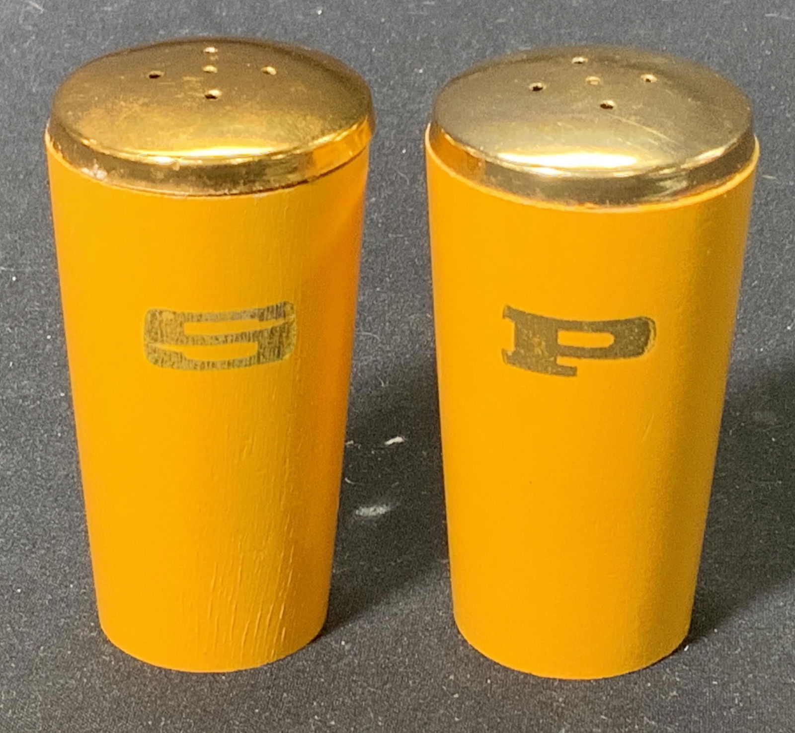 Lot 2 Vintage Yellow Wood Salt & Pepper Shakers (1 of 4)