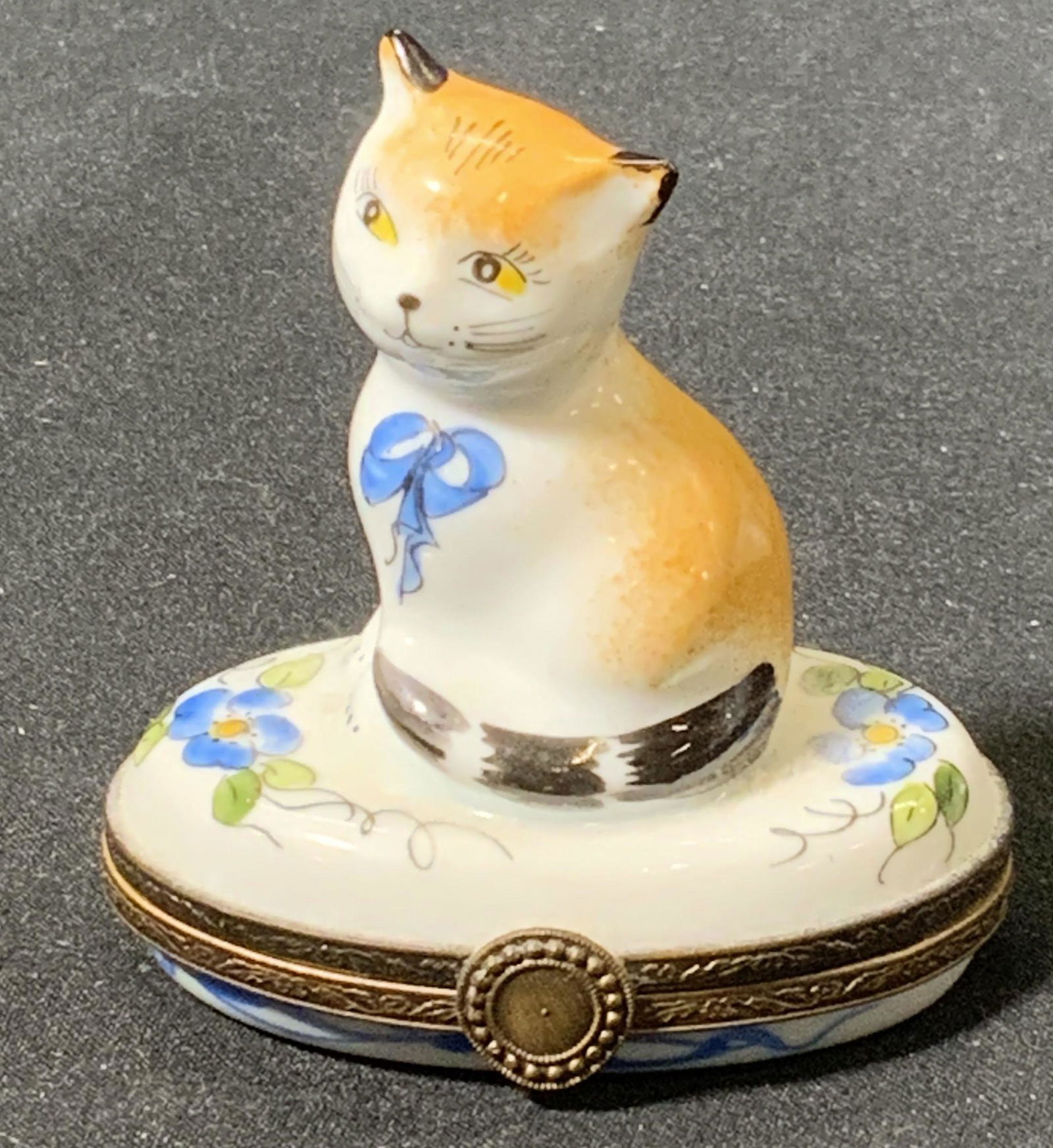 LIMOGES Peint Main Cat Pill Box (1 of 5)