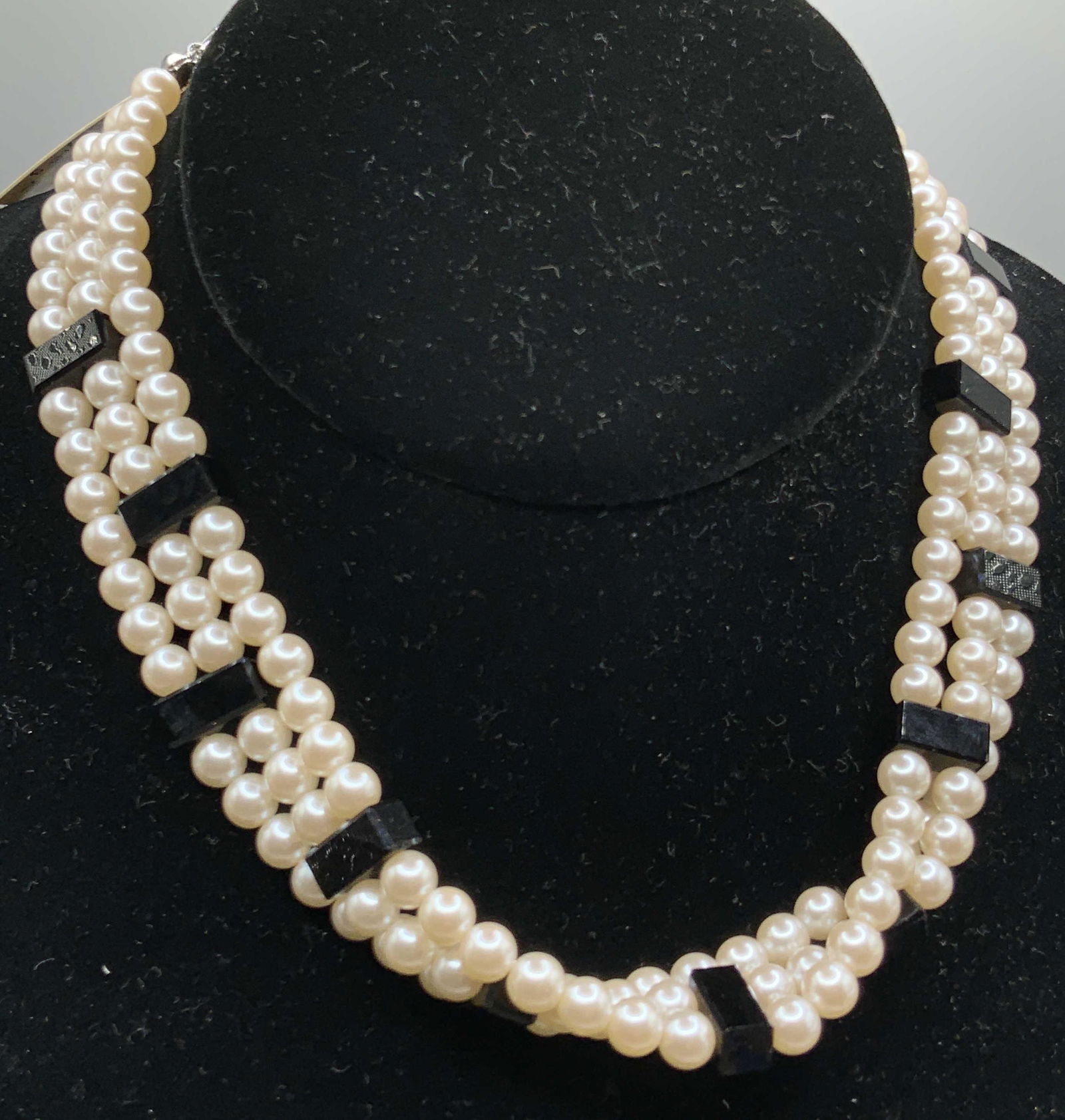 CAROLEE Pearlescent Bead Choker Necklace, NWT (1 of 8)