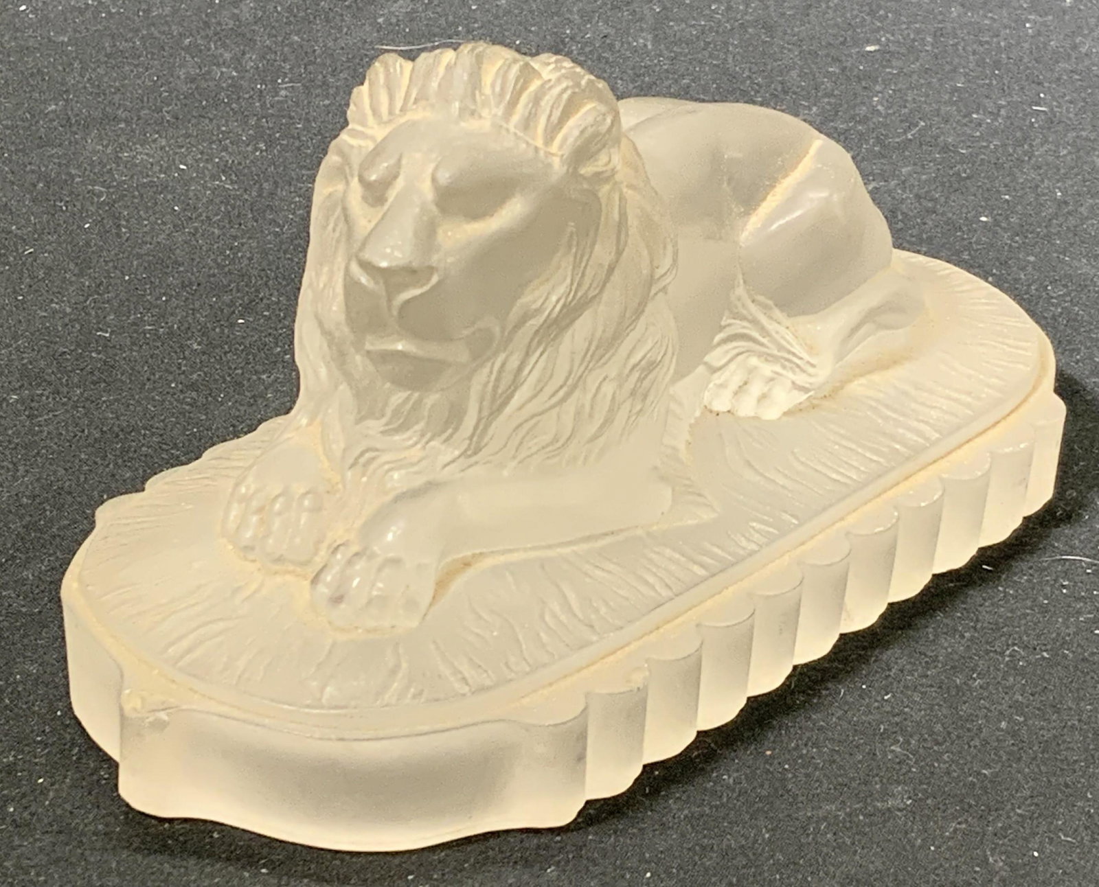 GILLINDER & SONS Antique Art Glass Lion (1 of 8)