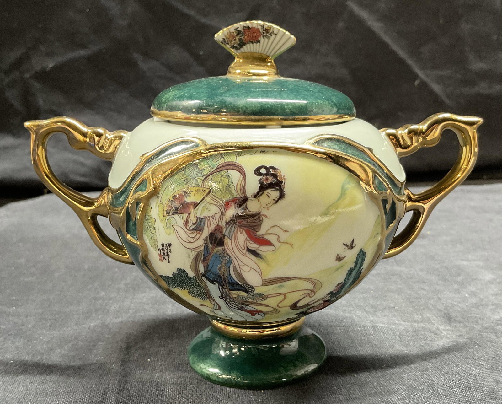 ARDLEIGH ELLIOTT Porcelain Music Box & Trinket Box: ARDLEIGH ELLIOTT Porcelain Music Box & Trinket Box, inscriptions read Pao Chai, Premeir issue in the Beauties of the Red Mansion Heirloom Porcelain Music Box Collection, Music from: Emperors Waltz, No