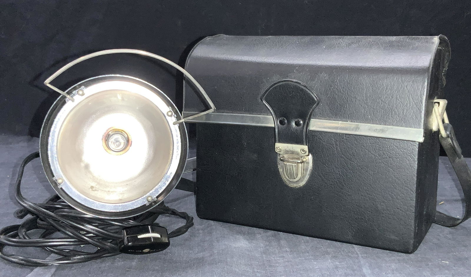 SYLVANIA Sungun Movie Light W Case: Black move light with attachable segment. 10 Ft cord. Comes with black carrying shoulder bag. Light is approximately 5 inches long. Light is marked SYLVANIA sg ix sungun, movie light. Bag is approxima