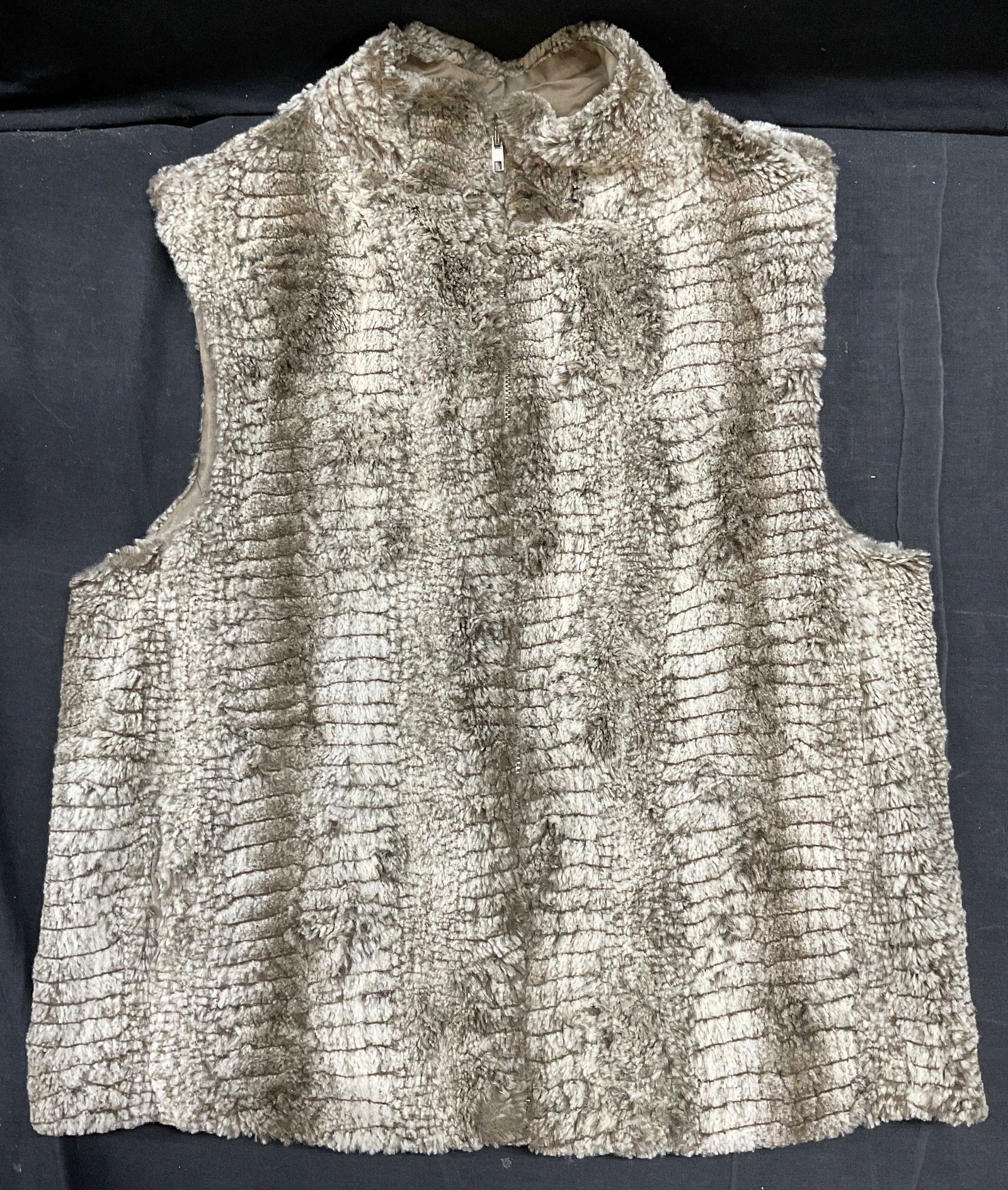 AQUA Faux Fur Vest (1 of 7)