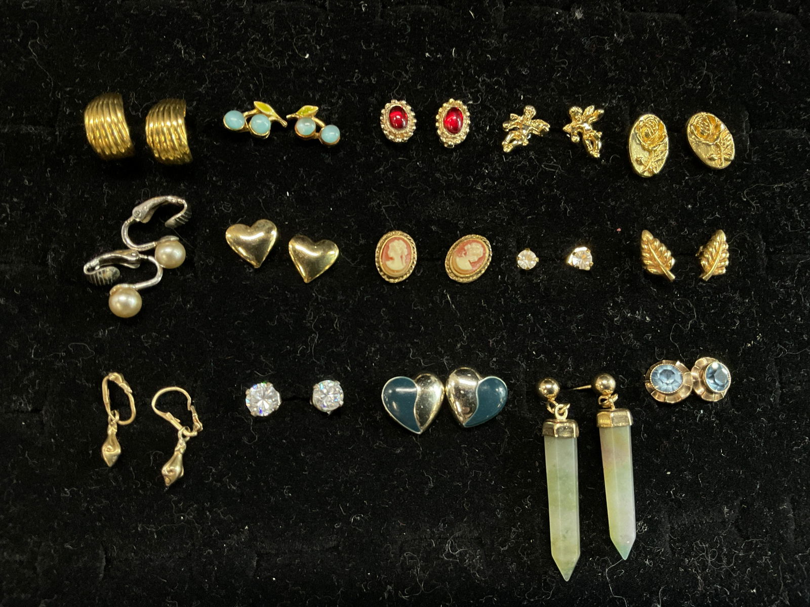 Lot 15 Vintage Fashion Earrings: Lot 15 Vintage Fashion Earrings of various sizes. Some have backings to them. 1 clip on pair of earrings. Some are jeweled earrings. Pair of dangling obelisk earrings. 12 are gold toned earrings and 3