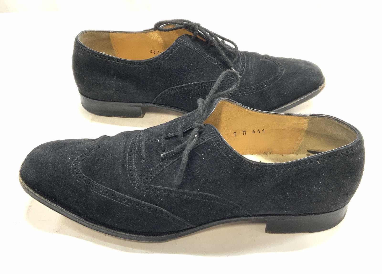 GRAVATI Black Suede Oxford Shoes: GRAVATI suede lace up Oxford shoes in black. Size 9. Wear consistent with use, insole needs replacing. Property of Manhattan, NY Estate. GRAVATI, ladies Italian designer shoes, ladies Italian designer