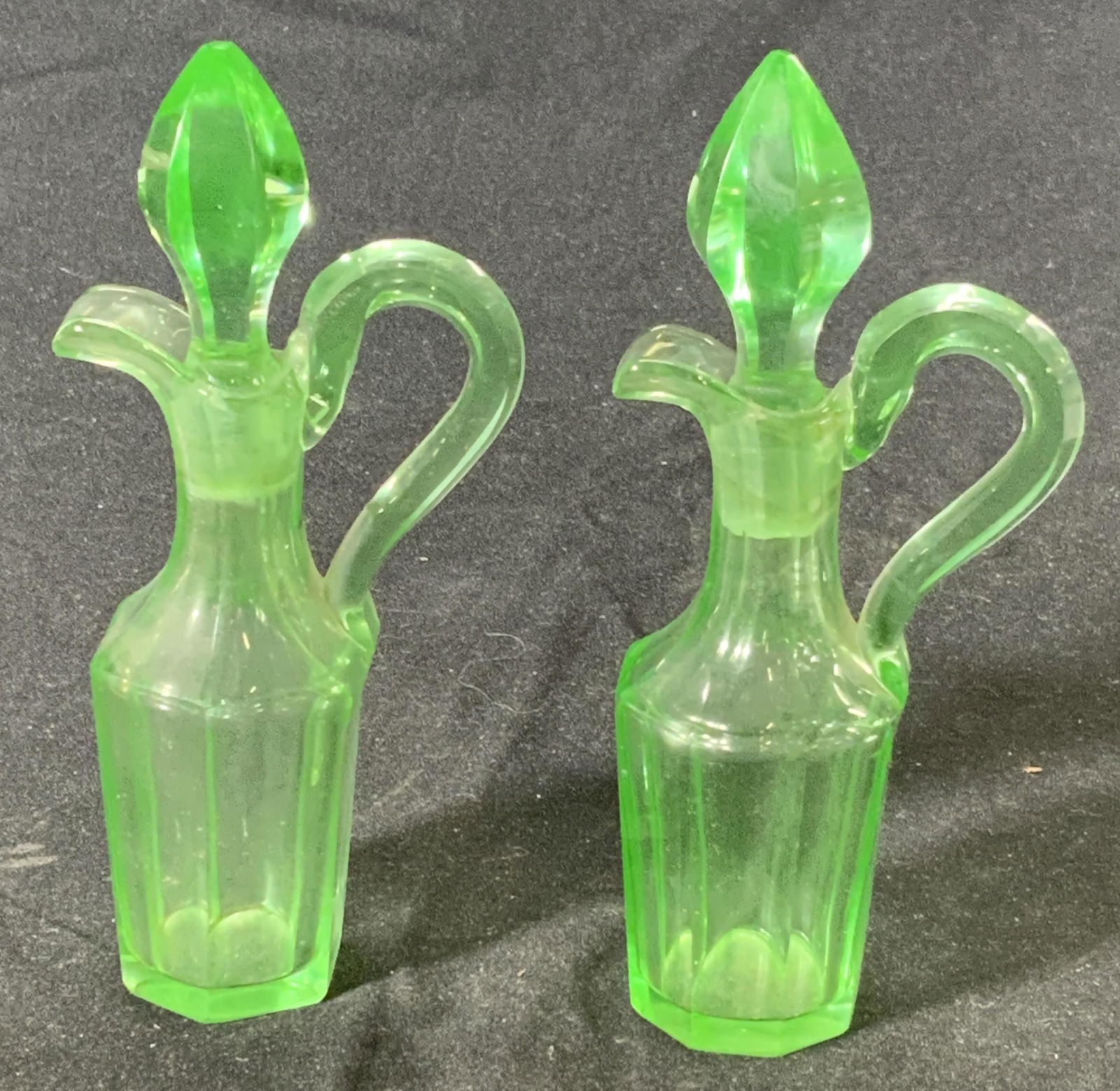 Lot 2 Depression Glass Miniature Decanters (1 of 4)