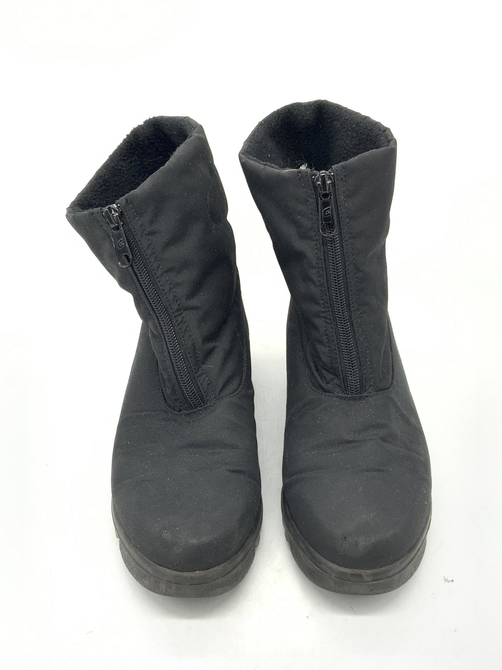 TOE WARMERS Black Zip Up Snow Boots: Toe Warmers zip up snow boots in black. Size 9. Wear consistent with use, in good condition. Made in Canada. Property of Manhattan, NY Estate. Toe warmers, ladies snow boots, ladies black boots, ladie