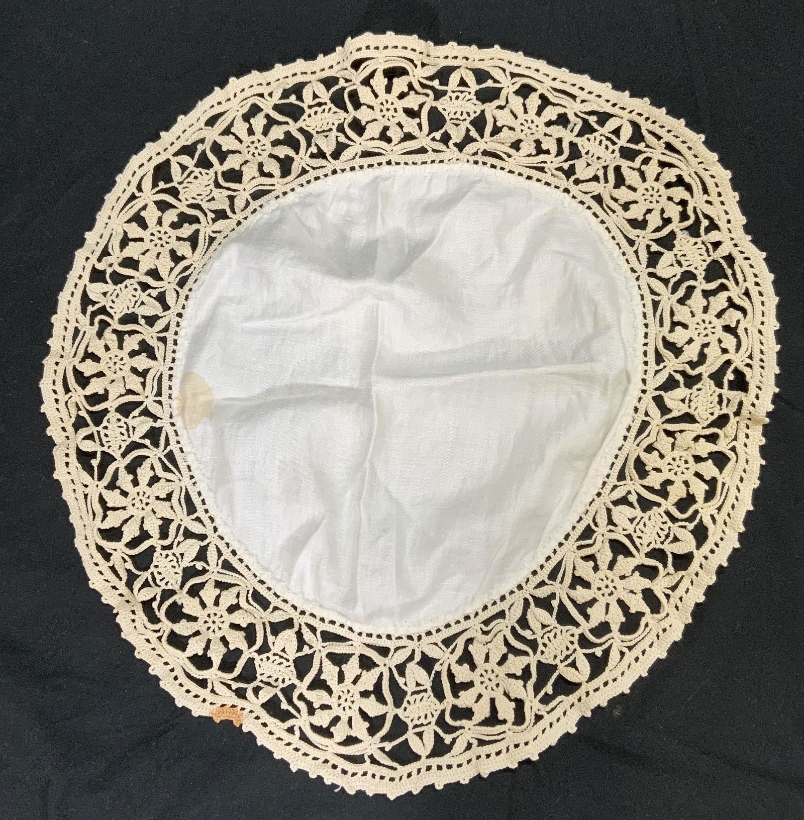 Lot 3 Cream Small Round Tablecloths & Doily (1 of 5)