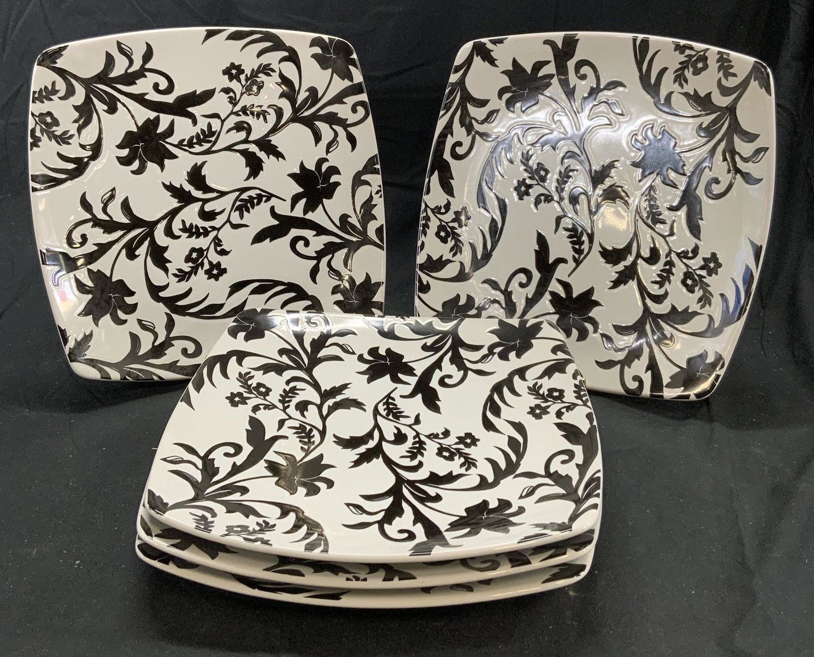 Lot 5 ROSCHER Square Floral Stoneware Plates: Set of 5 ROSCHER & CO black and white floral motif square shaped stoneware plates. In good condition, minor surface wear consistent with exposure. Measure approx. 10 x 10 inches. ROSCHER, ROSCHER plat