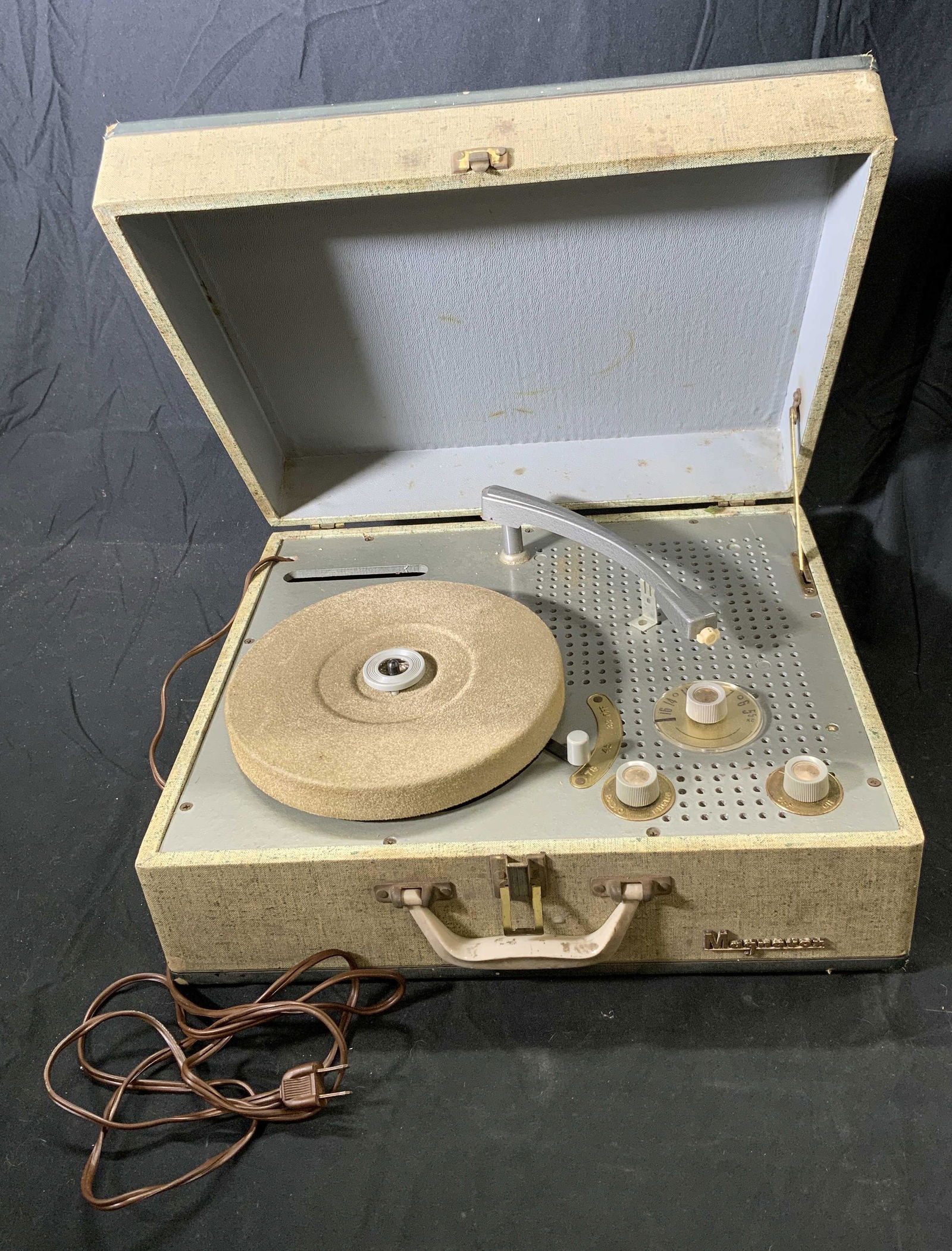 MAGNAVOX Vintage Suitcase Record player (1 of 6)