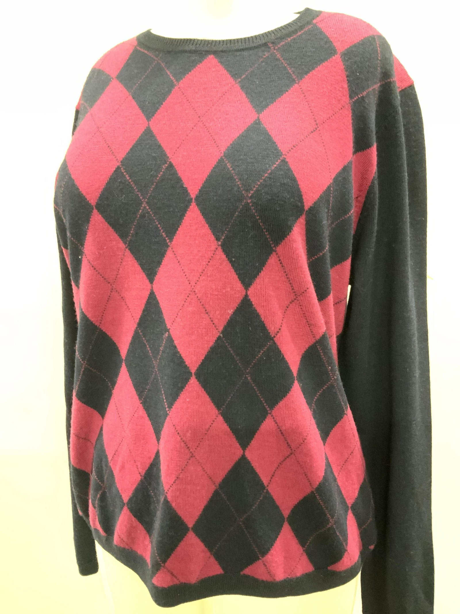 BROOKS BROTHERS Navy Argyle Merino Sweater, XL: Brooks Brothers merino wool sweater, Crew neck, labeled designer reads 346 Brooks Brothers, Argyle pattern with navy blue and fuchsia color palette. ladies Size X Large. Good Vintage condition. Proper