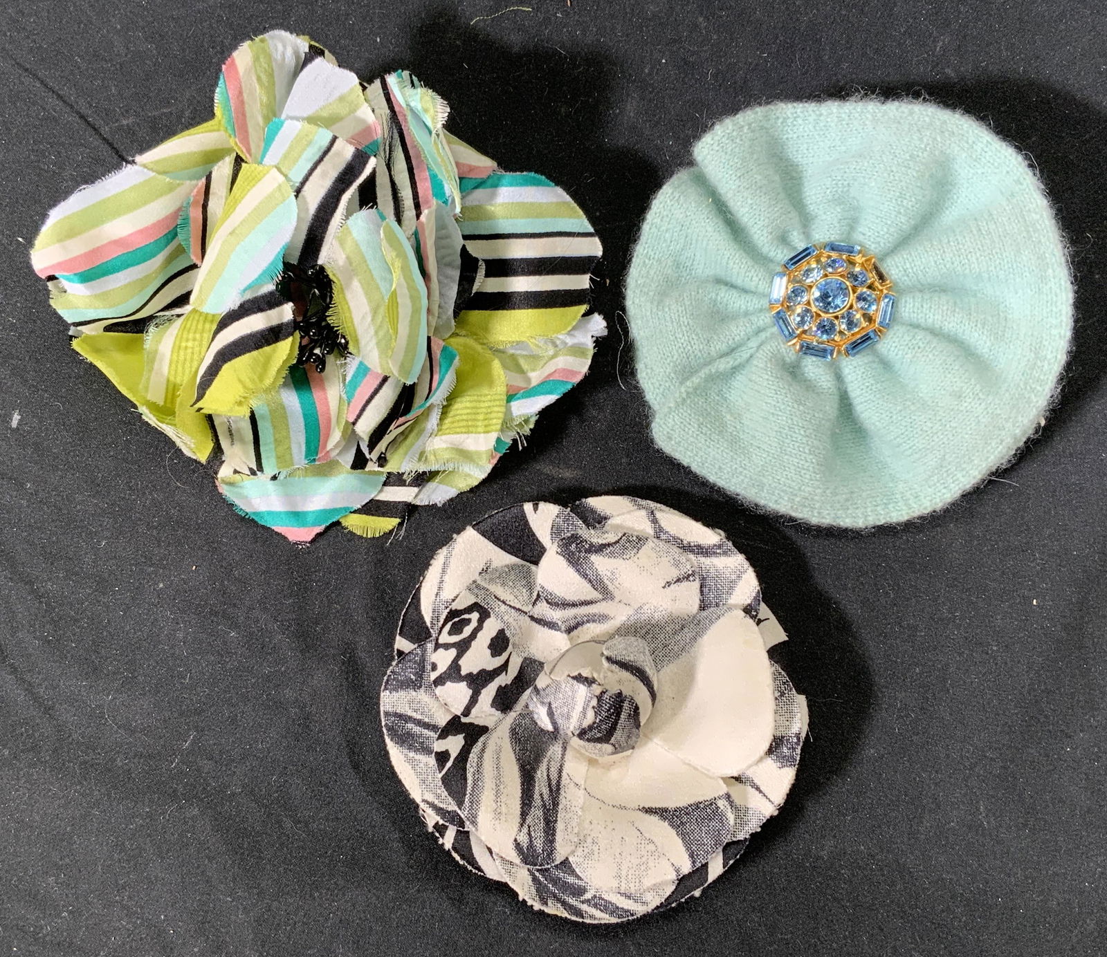 Lot 3 XL Vintage Floral Fabric Brooches (1 of 6)