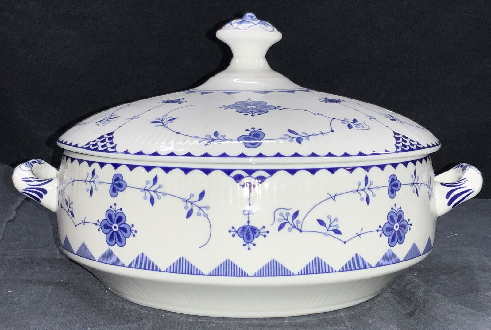 JOHNSON BRO Porcelain Lidded Dish, England (1 of 10)