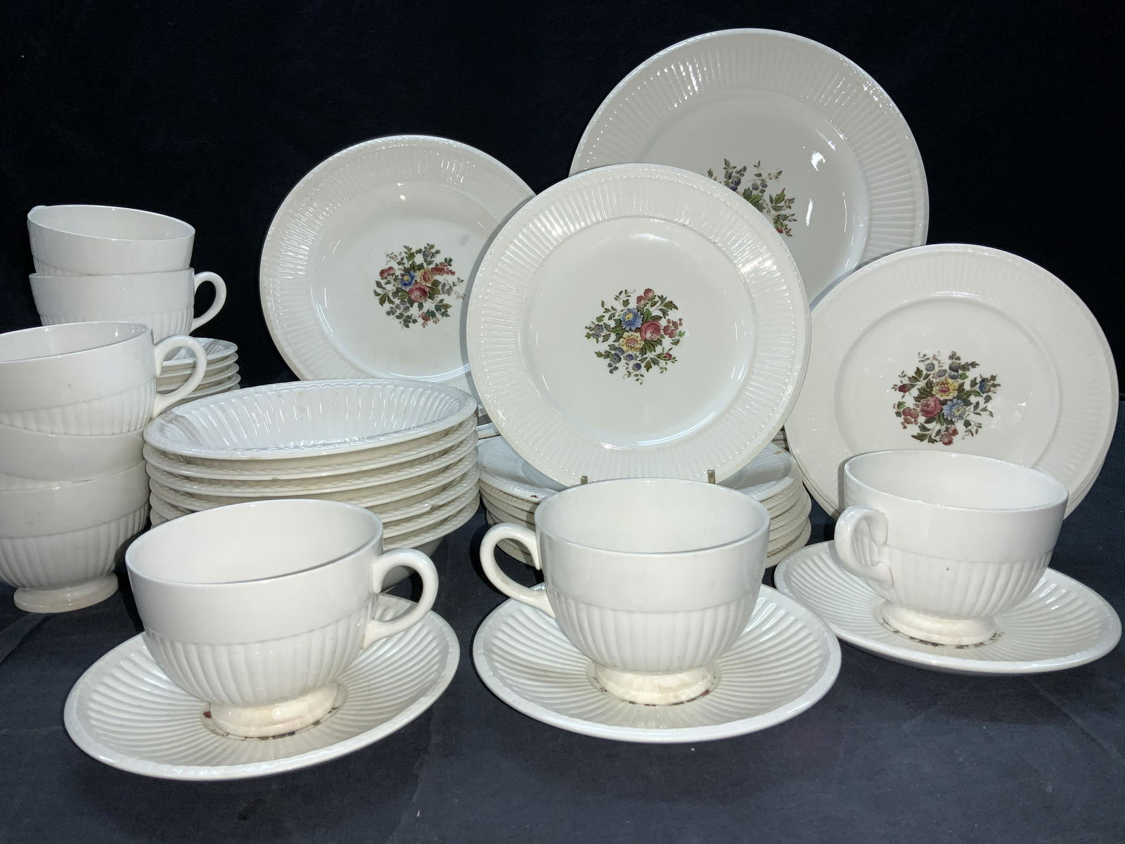Wedgwood Conway Chinaware Set 54, England (1 of 6)