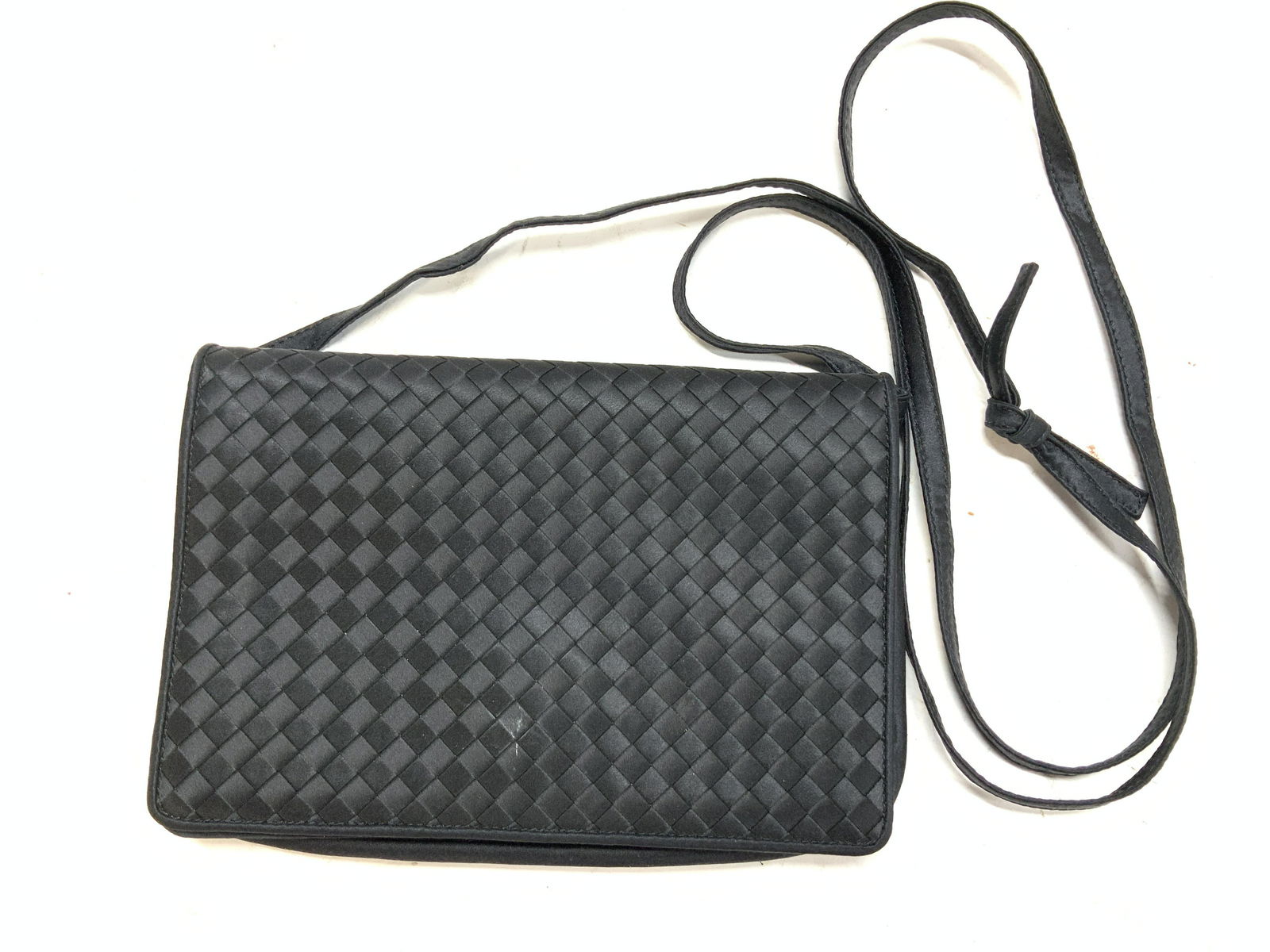 BOTTEGA VENETTA SGN CROSSBODY BAG, Italy: Fold over flap Bottega VENETTA Purse, Cross body purse, strap drop 25 in. Woven design. Signed brass plaque reads Bottega VENETTA Made in Italy. At measures 8 x 5.5 in. Property of Manhattan, NY Estat