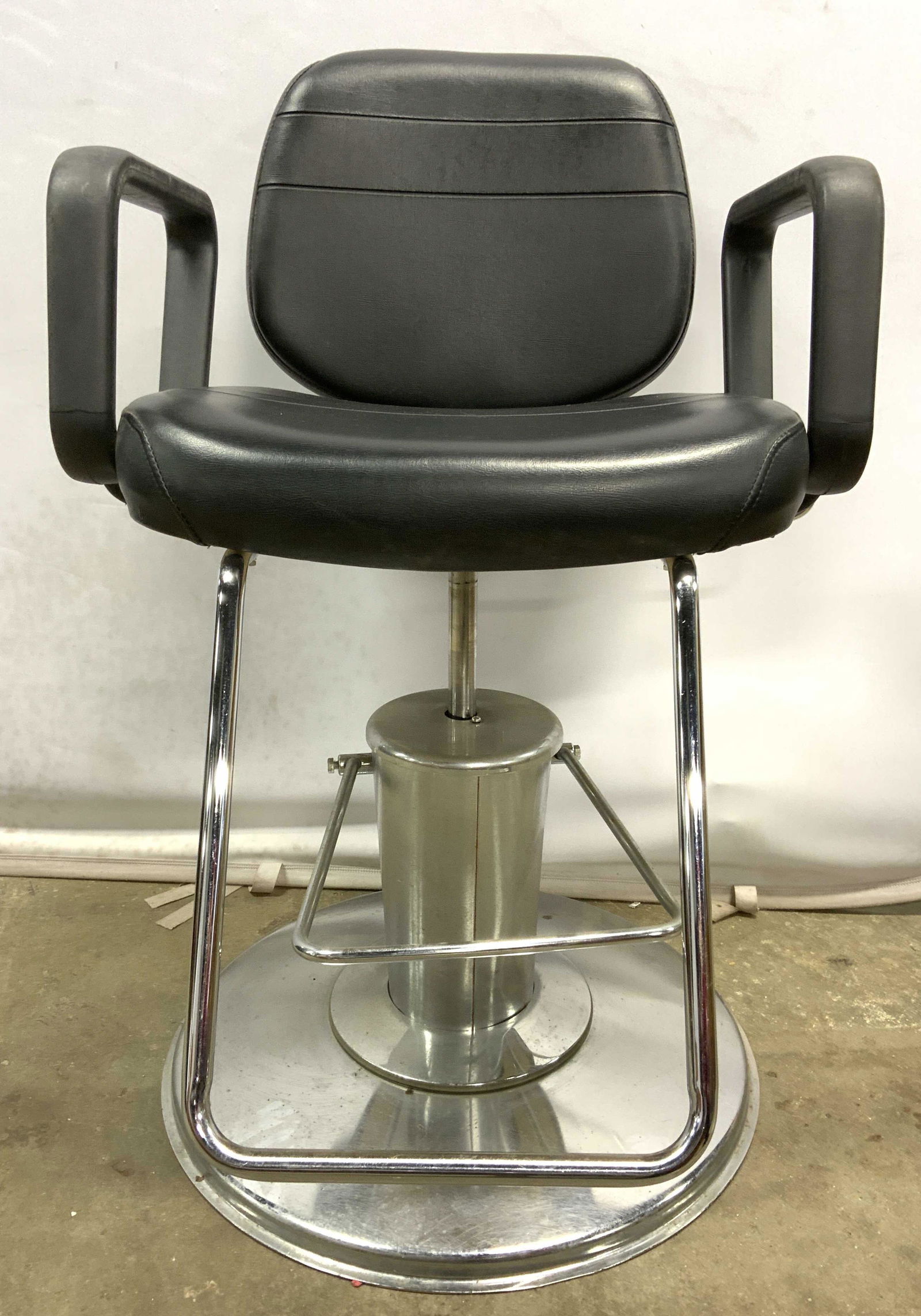 TAKARA BELMONT Styling Makeup Leather Chair (1 of 12)