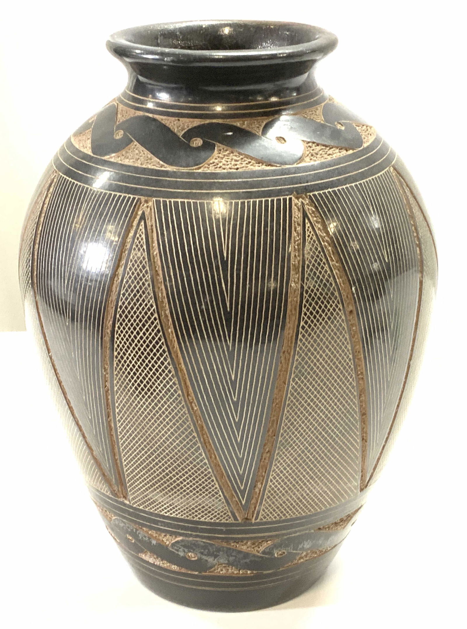 PAULA GUTIERREZ Nicaragua Art Pottery Vase (1 of 5)