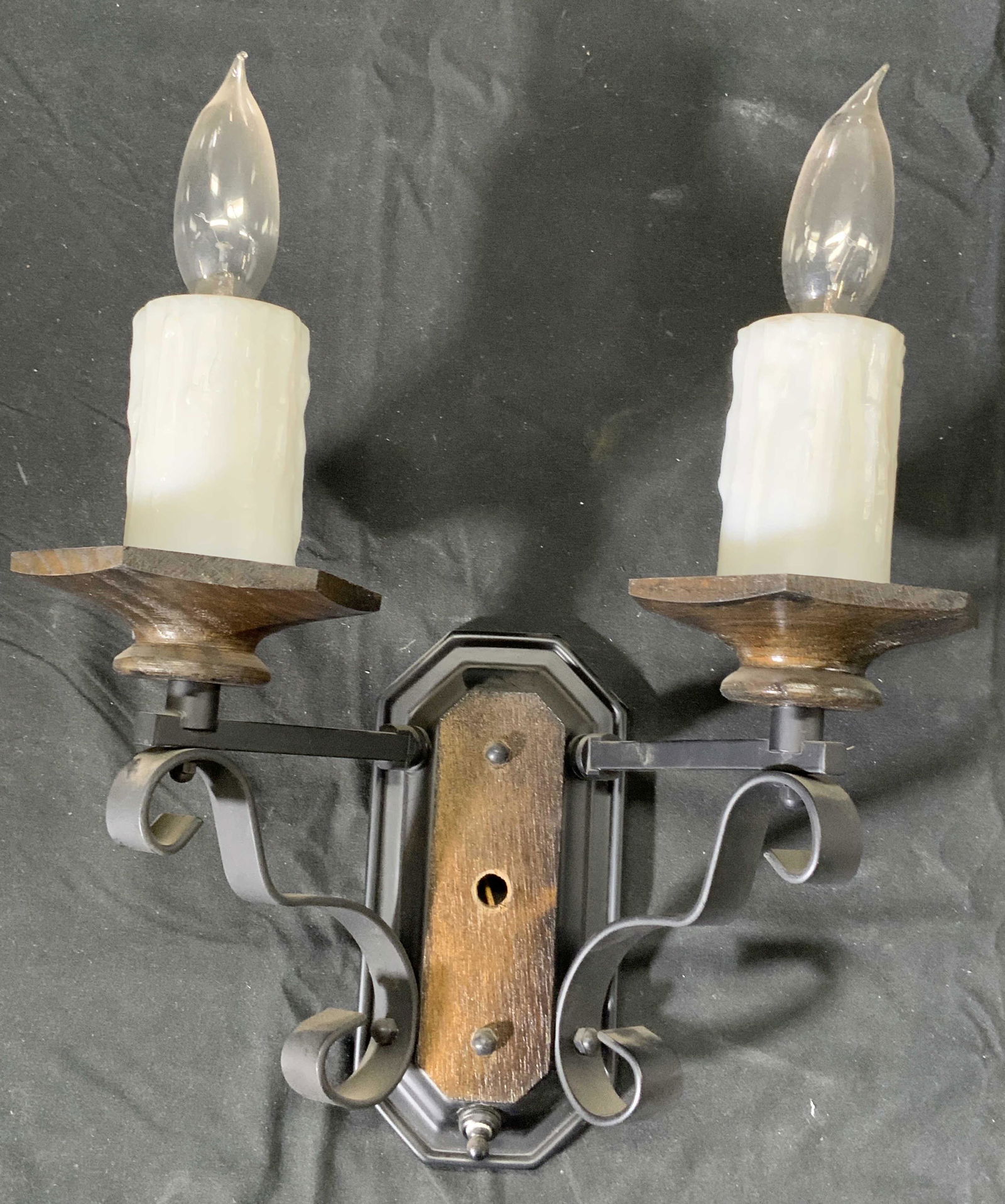UNDERWRITERS LABORATORIES Candelabra Light Fixture (1 of 5)