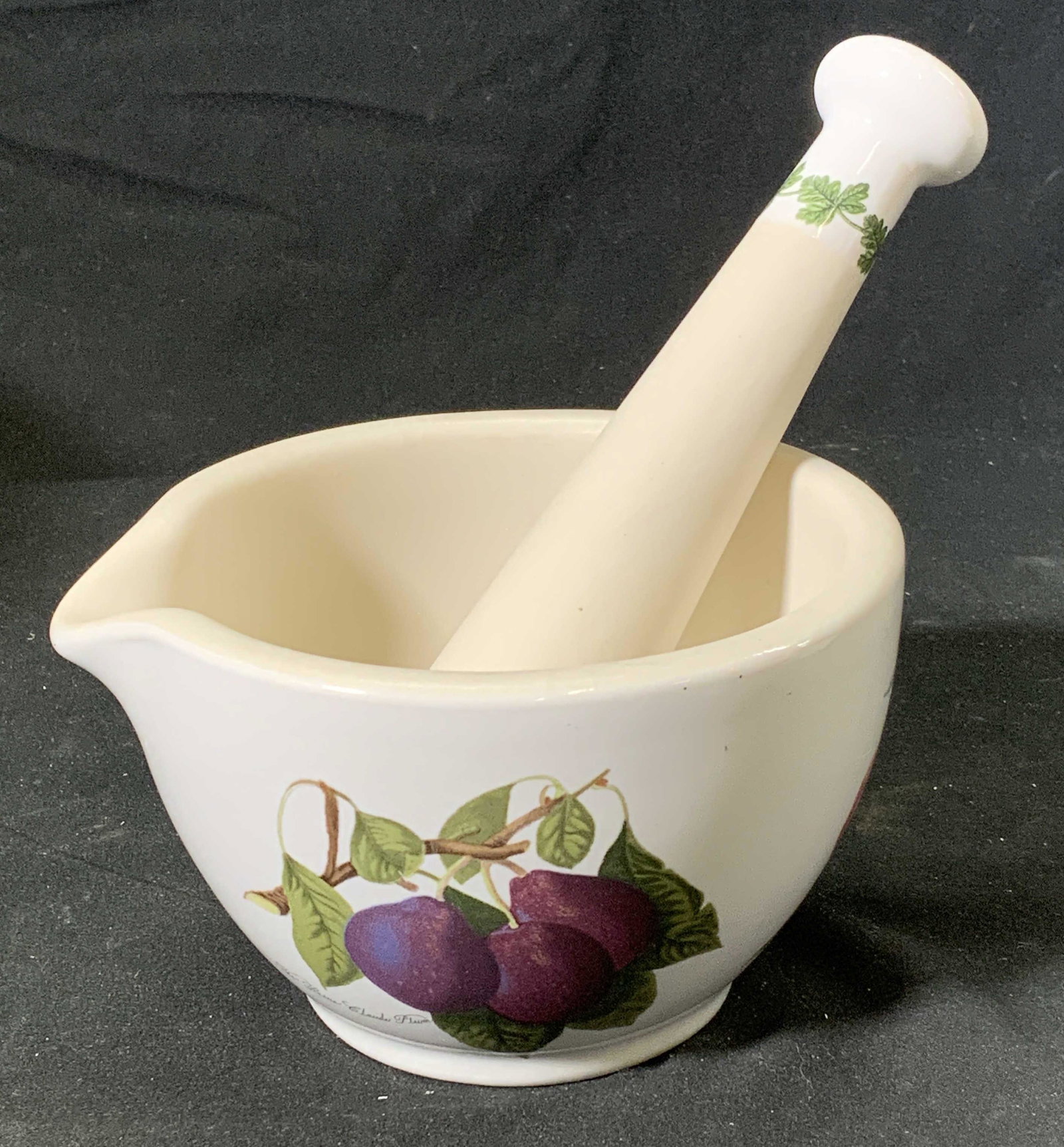PORTMEIRION Pomona Fruit Motif Mortar & Pestle: PORTMEIRION Pomona by Susan William Ellis mortar & pestle with fruit motif. Ortar measures approx. 5 inches diameter and 3.25 inches tall. Pestle measures approx. 6.5 inches long. Condition consistent