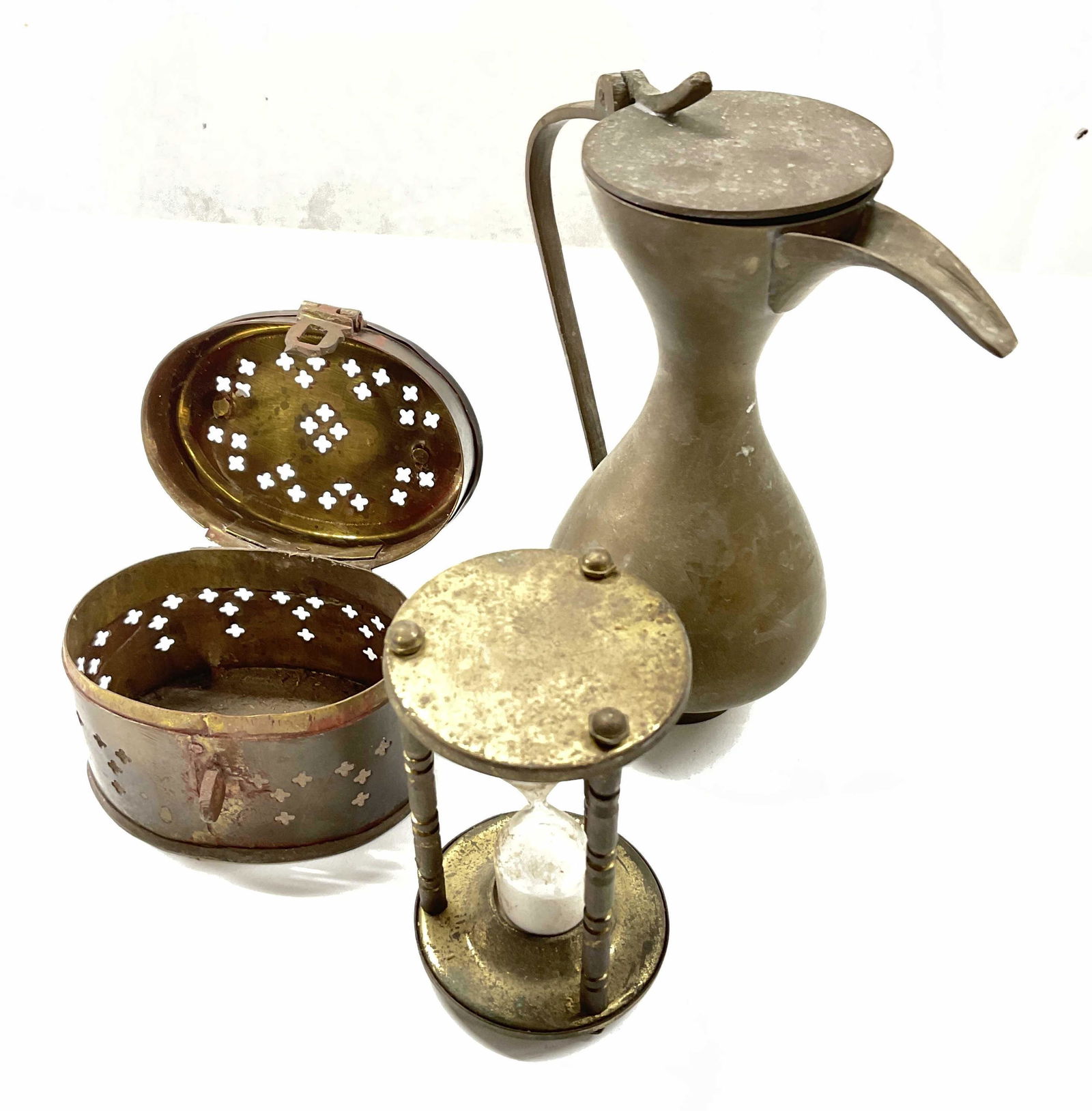 Lot 3 Vintage Pieces of Brasswares (1 of 6)