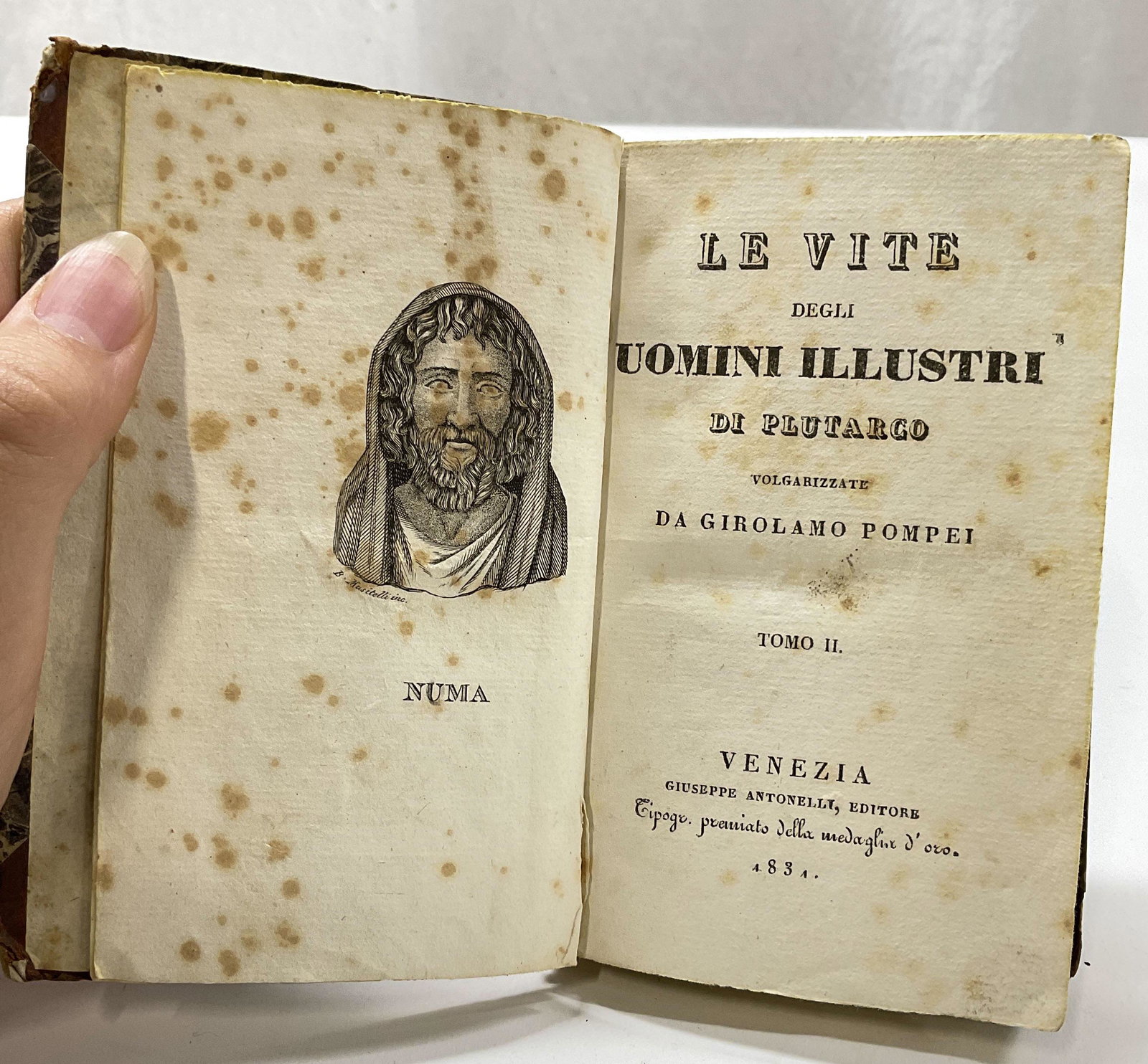 Antique, Le Vite Degli Uomini Illustrious, 1831: Antique book of Le Vite Degli Uomini Illustrious Di Plutargo. Publication translates too, the lives of illustrious men by plutargo vulgarized from Girolamo Pompei, Venice. Publisher Giuseppe Antonelli