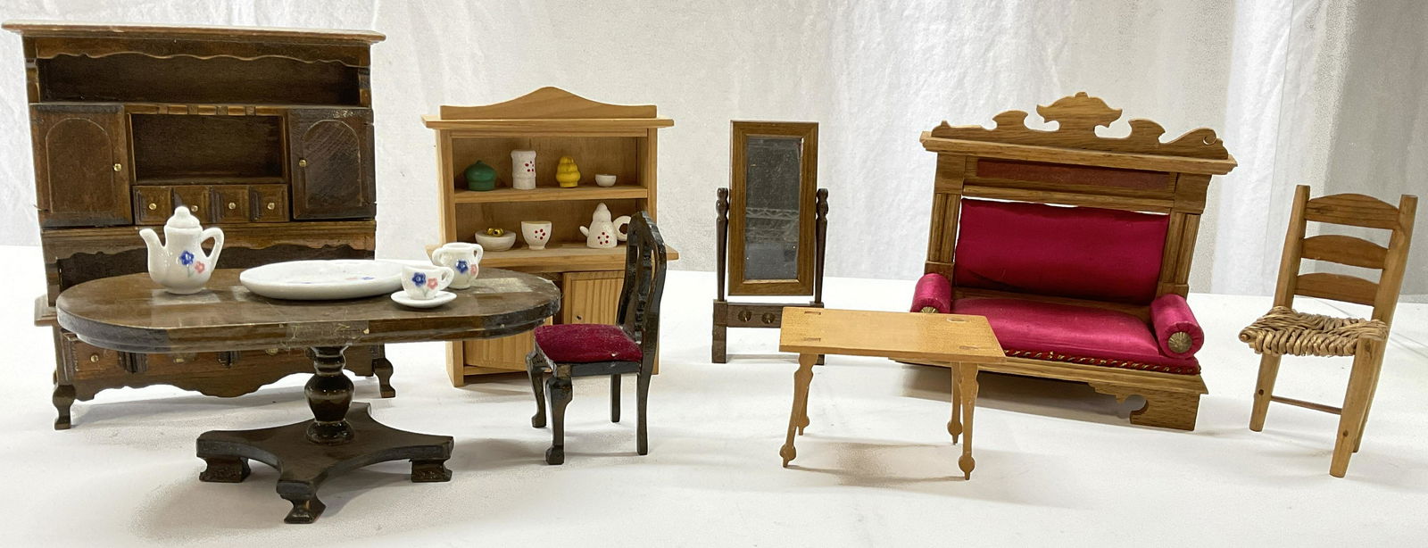 Lot Doll House Furniture and Accessories (1 of 5)