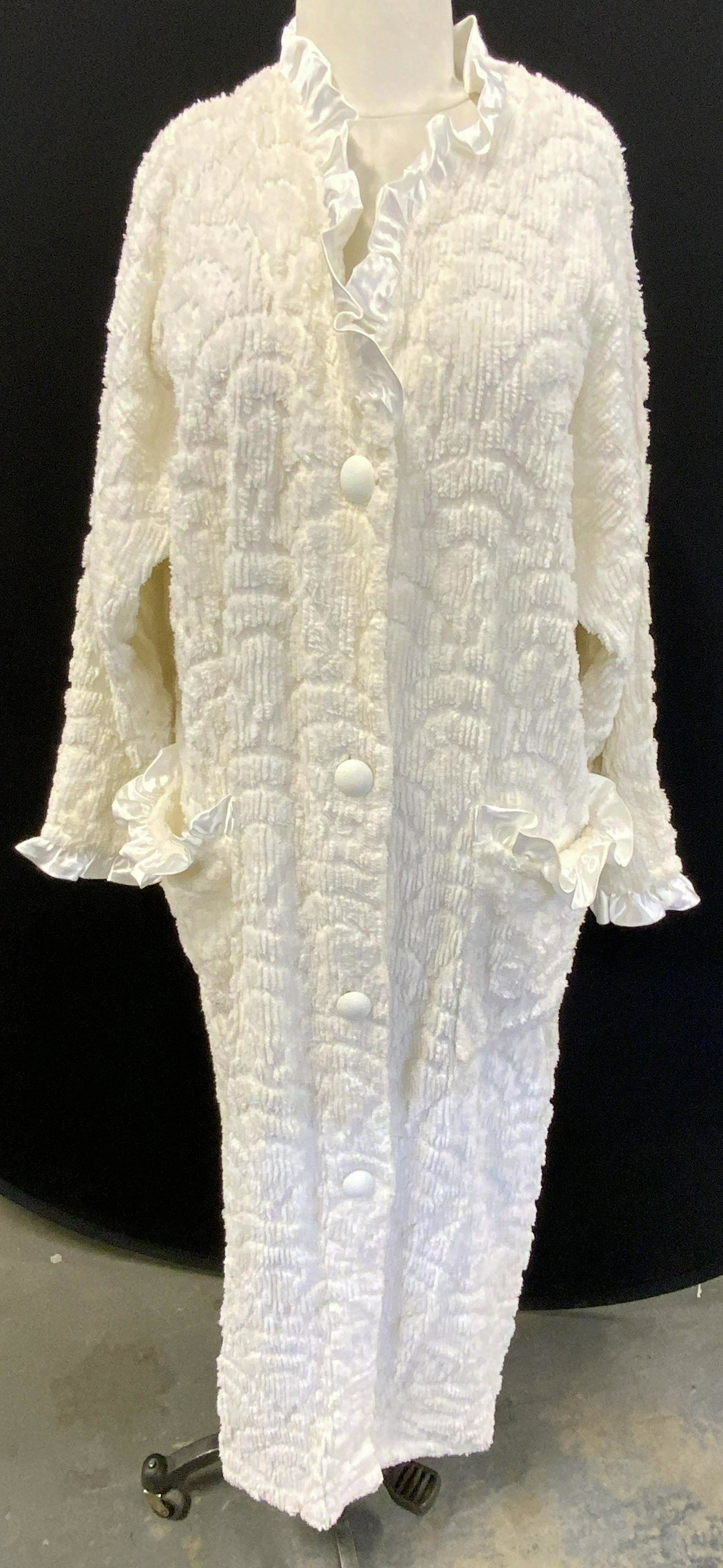 STAN HERMAN STUDIO Vintage White Robe: Stan Herman Studio vintage luxury cotton blend robe in white. Full length robe with front button closure. Size S. In good vintage condition. Stan Herman studio, NEIMAN Marcus, ladies luxury robe, ladi