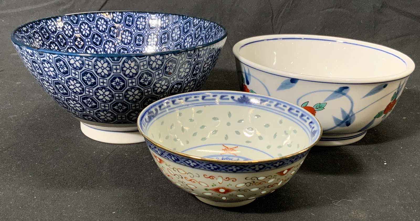 Lot 3 Vintage Asian Bowls, Tableware: Lot of 3 vintage Asian bowls. 1 rice bowl with dragon motif, measures approx. 5 inches diameter and 2.25 inches tall. 1 bowl with floral motif in hues of blue and red, measures approx. 6.5 inches diam