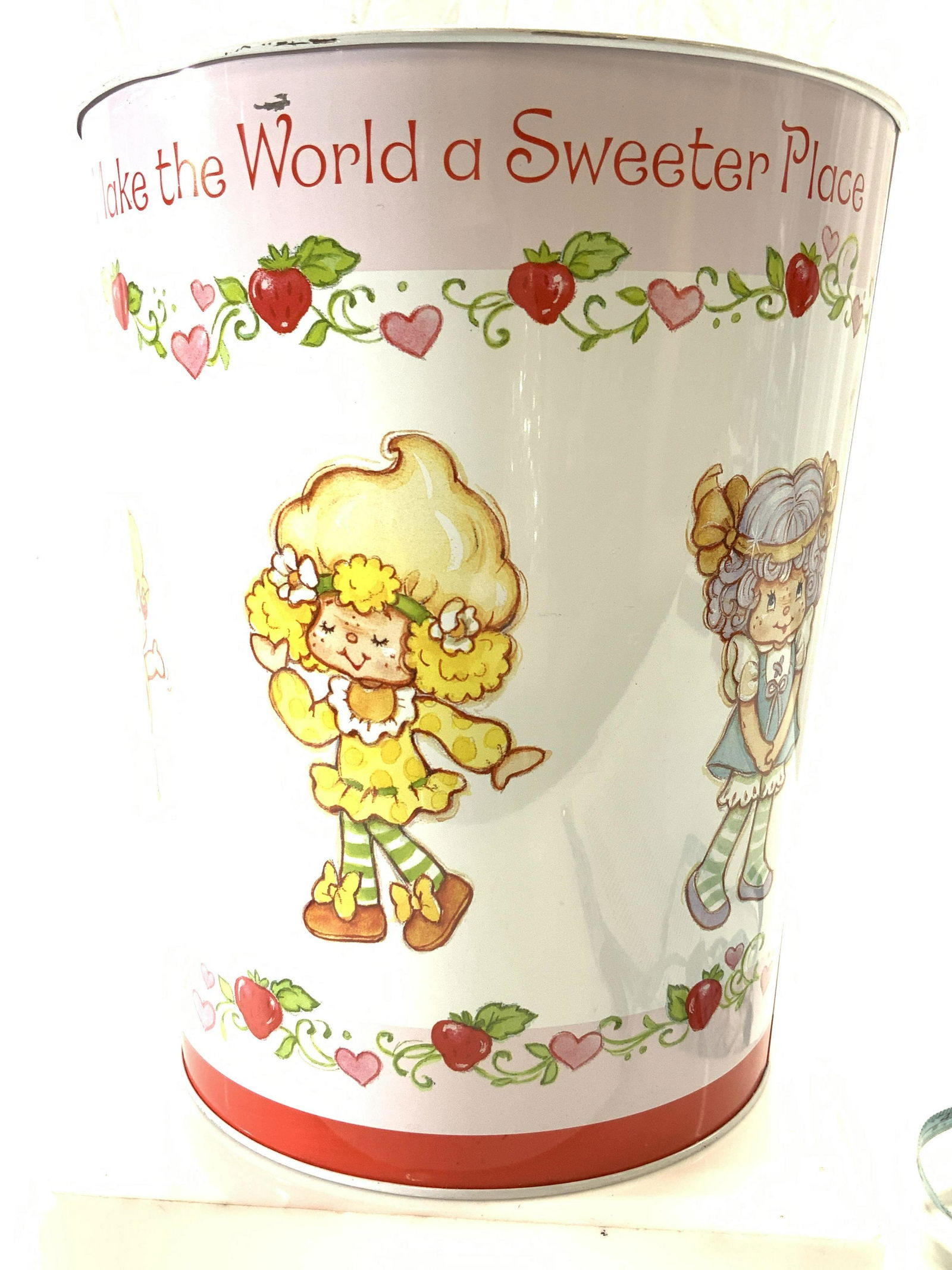 Strawberry Shortcake Tole Canister/ Dustbin new: Strawberry Shortcake and her friends decorate this dustbin , new and never used. Words on the can read ‘ Friends Make the World a Sweeter Place. Measures 8.75 in w, 10.5 in tall. A RIx Product LLC S